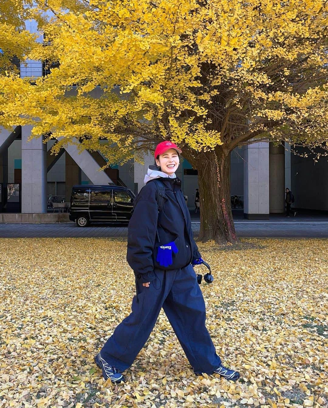 田中シェンさんのインスタグラム写真 - (田中シェンInstagram)「黄葉の絨毯💛  Coat @the_day_official_  Jacket @arcteryx @beams_official  Pants @stevenalan  Cap #広島カープ  Gloves @etavirpber  Shoes @salomon  Bag @columbia1938   東京に四季があってよかった！ 黄葉🍁が散りきる前に、紅葉狩りにいきたい！ って友達と話してたら、友達がわんこ🐕‍🦺の散歩 で行ってる駒場東大の先端技術科学センター🔬の 校庭らへんの黄葉が見頃だよ‼️と教えてくれたので 黄色の絨毯を踏みに行っていきました☺️ 黄色🟡は視覚的に左脳に働きかけて 希望を感じさせるらしい‼️ なので黄色写真いっぱい見ましょう🤳🍁 ____________________________  #駒場東大前カフェ  @bondicoffeesandwiches  ____________________________  数年前にここら辺に住んでいた時に よく行っていたこちら💁🏻‍♀️ひしぶりに ガトーショコラが食べたくて立ち寄りました。 店内も店外も一続きになってるこちらは、 まるで友達の家の縁側に遊びにきた気分✨ 今日はラズベリーのガトーショコラを食べて 美味しさに溺れてました😮‍💨💕記憶の思い出も 合わせるとなんだか10倍美味しく感じる！ フラットホワイトも甘さがしつこくなくて GOODでした👍🏻💯 ____________________________  #駒場東大前ランチ  @hishidaya_sakaba  ____________________________  寒くなると益々和食が恋しくなる昨今🍲 こちらの定食屋さんへ🚲 豚肉の生姜焼きと迷いに迷って、 足りてないであろうビタミンDを摂取することに🐟 味噌が染み染みの鯖のサイズが大きい❣️ ご飯も漏れなく大盛り🍚さすが大学横の定食屋さん！ 鯖ももちろん美味しかったんだだけど、 箸置きに使われてた落花生🥜を久しぶりに 食べて、美味しかったです！ビタミンEも摂取✅  ____________________________ @bondicoffeesandwiches  Another chill relaxing cafe near #komabatodaimae  A 20min walk from Shibuya. But there is @tokyouniversity ! Don’t u wanna walk around  Japans most excellent UNI？☺️ yellow leafes  Becomes yellow carpet to welcomes you 🙏🏻  After a walk take a flat white coffe and  Raspberry Gateau chocolat here 🍫❤️ ____________________________ #駒場東大 #駒場東大前駅 #駒場東大前  #京王井の頭線グルメ #東京観光🗼  #salomonshoes #サロモンシューズ  #赤キャップ #黄葉紅葉まつり #紅葉狩りコーデ  #冬ファッションコーデ #streetchicfashion  #arcteryxbeams #銀杏並木通り #シティボーイファッション  #アウトドアファッションが好き  #ストリートコーデメンズ #日本旅行✈️  #東京観光🗼 #東京旅行✈️  #가을패션추천 #여자코디 #셀피 #셀카  #맛집 #먹방 #패션스타그램일상」12月4日 19時50分 - shen_tanaka