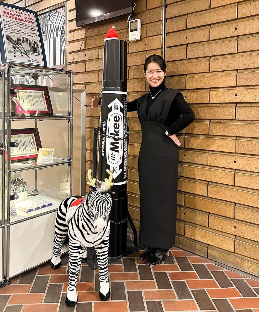 菅未里（文具ソムリエール）のインスタグラム：「ゼブラマッキー&ゼブラのしまうまクリスマスバージョン🎄✨ ゼブラさん本社に伺ったので恒例の記念撮影です。笑  #stationery #文房具」