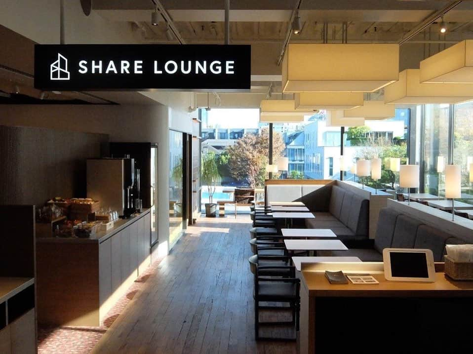 代官山 蔦屋書店　DAIKANYAMA T-SITEさんのインスタグラム写真 - (代官山 蔦屋書店　DAIKANYAMA T-SITEInstagram)「・ 【SHARE LOUNGEからお知らせ】 ⁡ ／ 代官山 蔦屋書店 シェアラウンジ 1号館2階(キッズ売り場隣)に新エリアが オープンしました！ ＼ ⁡ ⁡ 12月1日(金)から、3号館2階シェアラウンジの新エリア1号館2階(キッズ売り場隣)がオープンいたしました。 ⁡ 1号館2階に新しくオープンしたエリアは、陽光のたっぷりと入る開放的なフロアで、大きな窓からは代官山 蔦屋書店のある代官山T-SITEの木々を眺めることができます。 集中したいときに最適なブース席を含む1人席や、商談やカフェ利用に適した2人席、会議室1室（定員8名）の計38席を備えています。 用途や気分に合わせて、3号館2階の既存エリアとご移動いただきながらご利用いただくことも可能です。 (※飲食物を持ってのご移動はご遠慮いただいております。※イベント開催時など、一部、ご移動いただけない日時もございます。) ⁡ また、代官山 蔦屋書店 シェアラウンジOPEN2周年と、1号館2階の新エリア誕生を記念して、2023年12月1日(金)から25日(月)まで、お得な回数券を販売するほか、新エリアの会議室が特別価格でご利用いただけるキャンペーン(プレミアムメンバー限定)を実施します。 詳細は本アカウントにて明日お知らせいたします。 ⁡ ぜひお試しください！ ⁡ ========================== 代官山 蔦屋書店 SHARE LOUNGE 営業時間:7時-22時(1号館2階:9時-22時) TEL:03-3770-6886 ▼お席のご予約はアプリから 「TSUTAYA SHARE LOUNGE」 ========================== ⁡ #代官山蔦屋書店#代官山#daikanyama#daikanyamatsutaya#daikanyamatsite#sharelounge#シェアラウンジ#代官山カフェ」12月2日 21時10分 - daikanyama.tsutaya