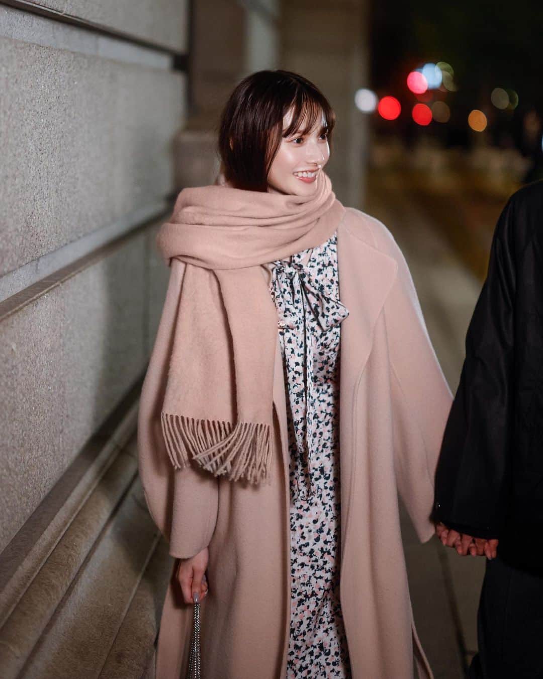 スナイデルのインスタグラム：「.  HOLIDAY SEASON DATE 特別な日に選びたいデート服  いつもと違うちょっと特別なデートの日は とびきり可愛い自分でいたい。  そんな時こそ自信を与えてくれるSNIDELのアイテムを纏って。  .  優しいけれど甘すぎない絶妙なピンクのコートは ちょっぴり背伸びしたい大人なデートにもお似合い。同色ストールに顔をうずめる仕草で彼をときめかせて、冬の寒さまで味方につけて。  ワンピースのボウタイやサテン素材の光沢がいつもよりレディな魅力を引き出してくれます。  Coat 41,800yen Dress 17,600yen Bag 10,780yen Scarf 7,920yen Shoes 17,600yen  ＜LIMITED SHOPPER＞  全国の店舗でお買い上げのお客様に ホリデー限定ショッパーをプレゼントいたします🛍♡  S、M、Lサイズをご用意しております。  ＜LIMITED NOVELTY＞  33,000(税込)をお買い上げお客様に ホリデー限定ノベルティをプレゼント🎁✨  ■ホリデー限定ヘアピン PNK,LAVの2色からお選びいただけます。  ※なくなり次第終了となります。 店舗限定のため、オンラインでの購入は対象外です。    #23WinterSNIDEL #SNIDEL#スナイデル#winter @marshmallow_presscat @snidel_home_official @snidelbeauty @usagionline」