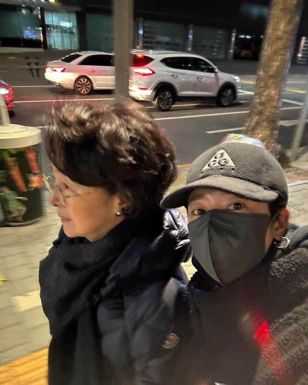 ハン・ジミンさんのインスタグラム写真 - (ハン・ジミンInstagram)「. 소확행🌤️💙🌹🙏🏻mom🫶🏻」12月2日 21時11分 - roma.emo