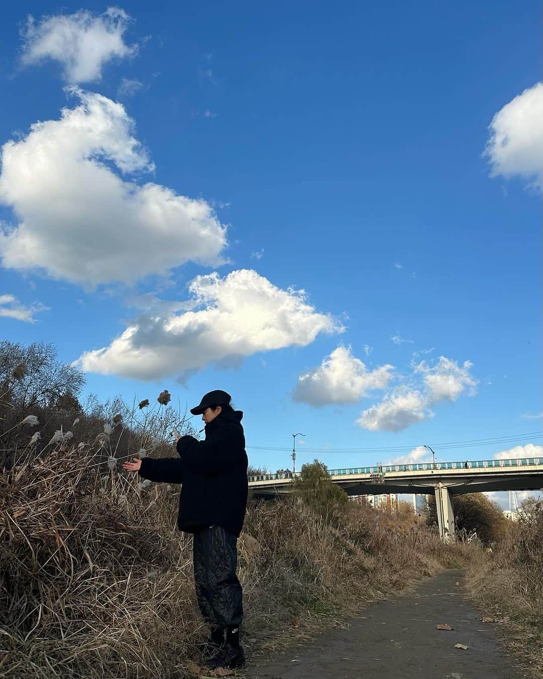ハン・ジミンのインスタグラム：「. 소확행🌤️💙🌹🙏🏻mom🫶🏻」