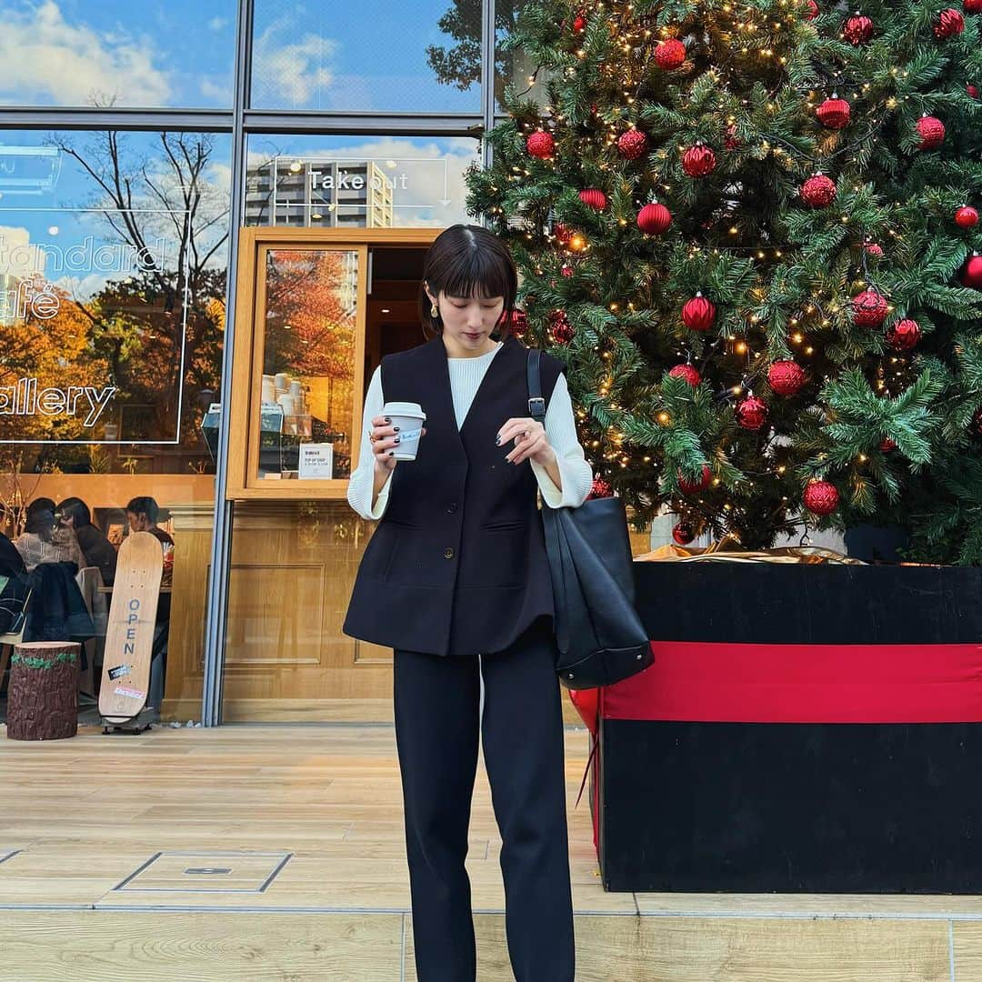 美生さんのインスタグラム写真 - (美生Instagram)「December🗓️ ⁡ ⁡ 久しぶりのお出かけは 着られるのを楽しみにしていた @machatt_ のベストに 発売を心待ちにしている @hichan0204 さん× @donobanweb コラボの レザートートを合わせて♡ ⁡ ⁡ 家族全員体調をくずし 心が折れかけた11月。 改めて健康でいられることの 幸せを噛み締めました🤝🏻 ⁡ 公園とカフェという いつものお出かけが とってもスペシャルな気分でした♡ ⁡ 年末まで油断せず 乗り越えたいと思います！」12月2日 21時12分 - miolly___