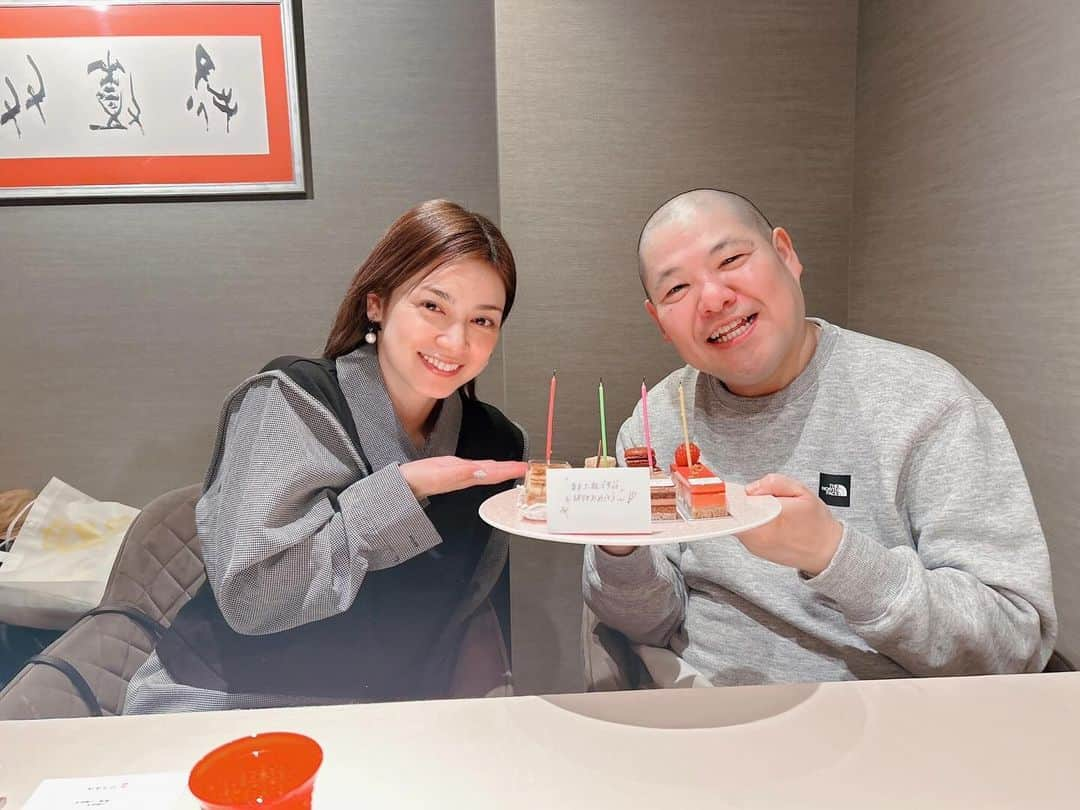 平愛梨さんのインスタグラム写真 - (平愛梨Instagram)「何年振りかの会食🥹  ずーっとずーっと会いたかったー‼︎✨  先日、井森師匠と友近さんと三瓶さんとランチタイム😍  お食事も美味しくてずっと笑いっぱなし🤭  三瓶さんが先月23日お誕生日だったのでお祝いも兼ねて✨  こうして日記のように書いてる今、何がハイライトだったかは忘れてしまったけど😂  とにかくずっと笑ったお昼時間😆  また美味しいものを一緒に食べに行きたい🤩 #数年振りの集合#たくさん笑った#楽しかった#美味しかった#来年#旅行できますように」12月2日 21時14分 - harikiri_tairi