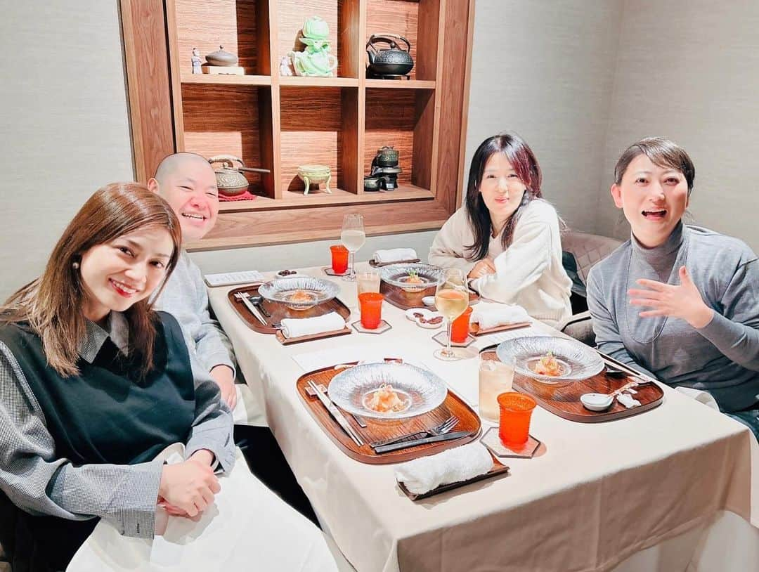 平愛梨さんのインスタグラム写真 - (平愛梨Instagram)「何年振りかの会食🥹  ずーっとずーっと会いたかったー‼︎✨  先日、井森師匠と友近さんと三瓶さんとランチタイム😍  お食事も美味しくてずっと笑いっぱなし🤭  三瓶さんが先月23日お誕生日だったのでお祝いも兼ねて✨  こうして日記のように書いてる今、何がハイライトだったかは忘れてしまったけど😂  とにかくずっと笑ったお昼時間😆  また美味しいものを一緒に食べに行きたい🤩 #数年振りの集合#たくさん笑った#楽しかった#美味しかった#来年#旅行できますように」12月2日 21時14分 - harikiri_tairi