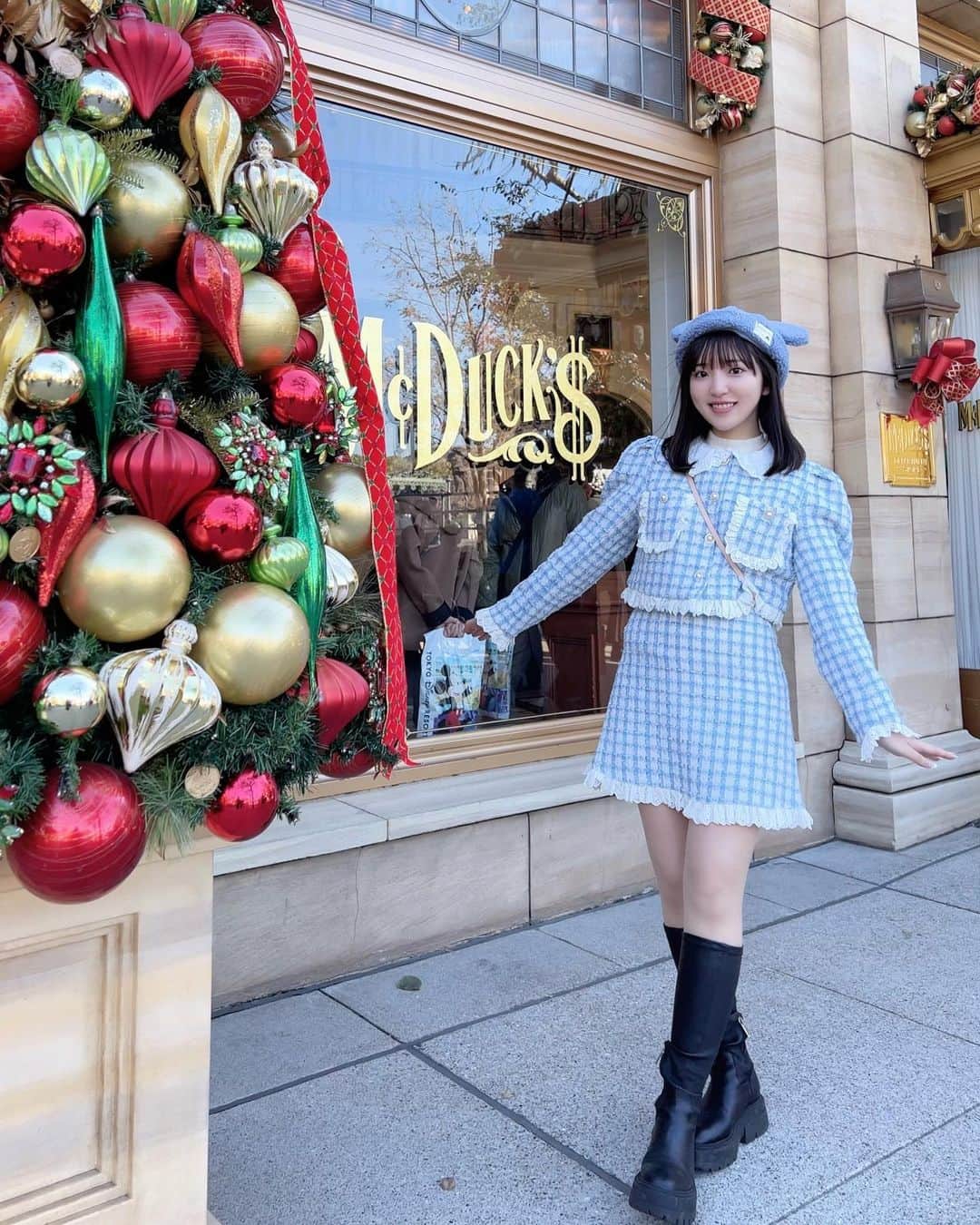 豊田萌絵のインスタグラム：「みんなー！！ 師走だけど無理せずゆっくり息していこうね☁️😴  高校のお友達とクリスマスディズニー🎄 12月は毎日クリスマス気分だからhappy👼🤍笑  #ディズニーシー #クリスマス」