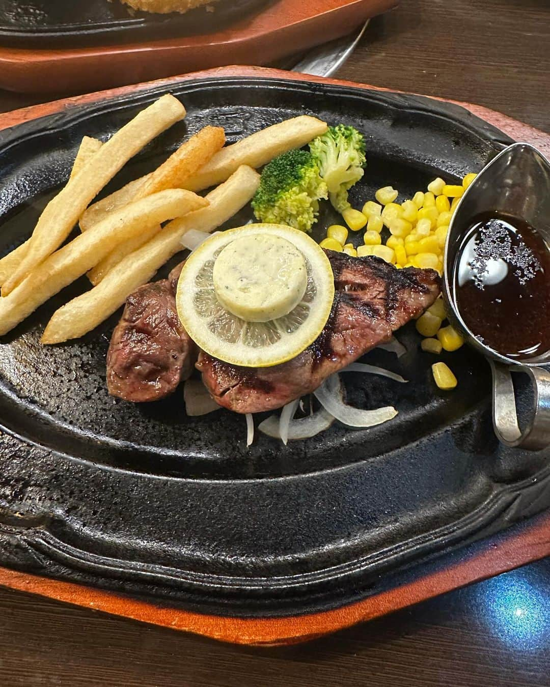 ハチミツ二郎のインスタグラム：「肉の万世 黒毛和牛ヒレステーキ 120g ¥5940- 高くてちゃいちぃ。 だけど+700円のセットのサラダでお腹いっぱい。 出来立てのカツサンドは2切れだけ食べてお持ち帰りにしました。 毎年娘の誕生月になるとハガキが来るから行ってまうねんなぁ。 駐車場有るし。  #steak #salad #肉の万世 #カツサンド」