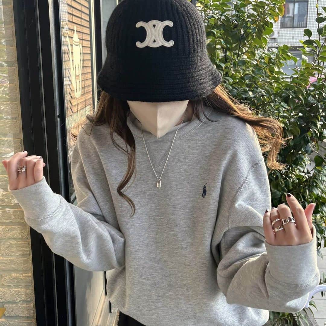 Maiのインスタグラム：「・ @celine のニットのバケハ✔︎  ニット素材でバケハっていうのが可愛いすぎる♡♡♡  この前博多阪急のCELINE行った時にお店に無くて😢  でも担当者さんにお願いして注文して家に送ってもらった💛  冬沢山使おう♪♪  #celine #celinebyhedislimane #poloralphlauren」