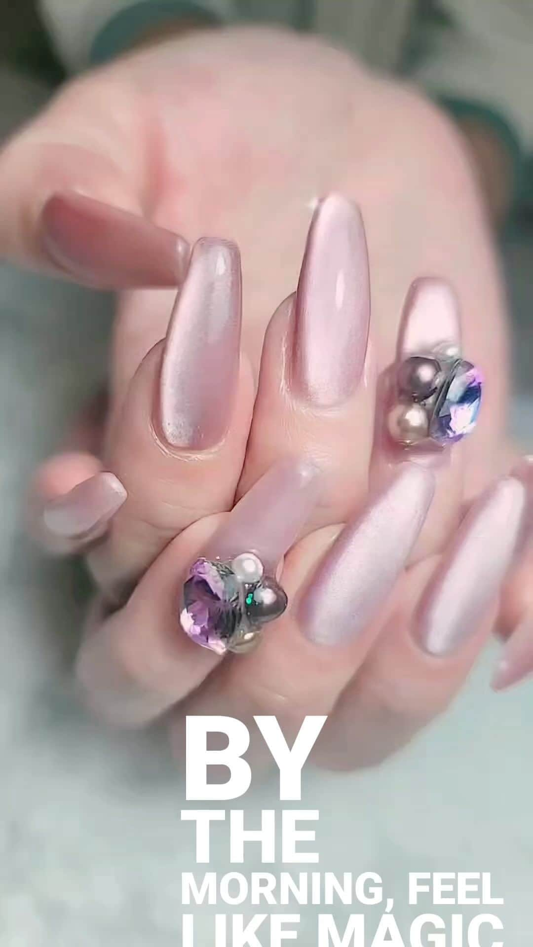 Icegel Nailのインスタグラム：「이래서 랭킹 1위 했나봐요🤩 색감! 몽환적인 분위기! 투명하게 반짝이는 광채! 어느하나 빠지지 않은! 아이스밸 #미스트별빛네일  台灣美甲美甲師可以在 ICEGEL global 網站購買商品 直接寄送囉 @icegel_global  #뷰티 #젤네일전문 #일상 #패션 #fashion #인싸템#네일#네일아트추천 #💅 #nailart #nails #beauty #네일샵오픈 #아이스젤 #icegel  #アイスジェル  Repost @nailyriannah ・・・ いつもありがとうございます❥  #ミストスターギャラクシー1512 #ミストスターギャラクシー1517  #ネイルサロン#ネイル#大人上品ネイル#icegel」