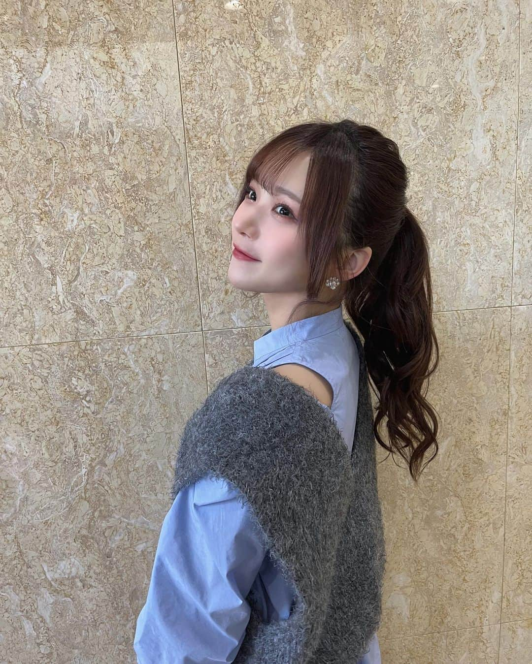 稲場愛香さんのインスタグラム写真 - (稲場愛香Instagram)「🩵🩶 ⁡ いっとこ！みんテレ 今月もありがとうございました🙌🏻 ⁡ ⁡ 今年最後かぁ、、1年あっという間。 ⁡ ⁡ 本当にリラックスして楽しめる現場って貴重すぎて、みなさんに大感謝です。 ⁡ 来年もよろしくお願いいたします☺️💕  ⁡ ⁡ #稲場愛香 #いっとこ #12月の衣装は  #ちょっぴり珍しい感じ #おしゃだね  #アンジュルム から#伊勢鈴蘭 ちゃん #川名凛 ちゃん #会えて嬉しかった 🫶🏻」12月2日 21時22分 - manaka_inaba.official