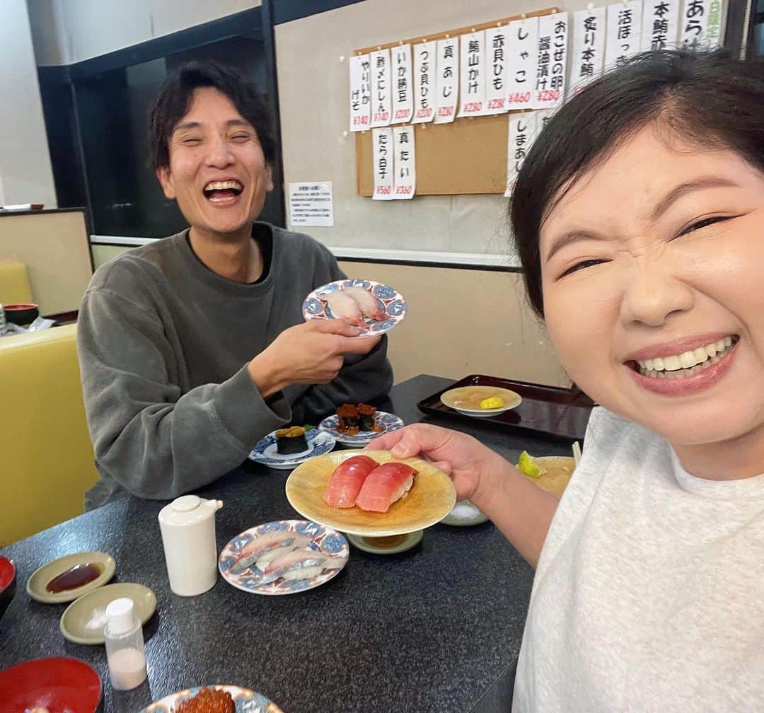 馬場園梓さんのインスタグラム写真 - (馬場園梓Instagram)「へい♪  久しぶりにはしゃいだよ🍣  めちゃくちゃ美味しいお寿司をたらふく食べたあと  シロノワールも食べた  オスシロノワール🤤  ルン♪  オスシロノワールン🎵  #yeah #happy #exciting #山形 #お寿司 #南原太助寿司 #コメダ珈琲 #シロノワール #同期 #ソラシド #本坊 #ルン♪」12月2日 21時22分 - babazonoazusa