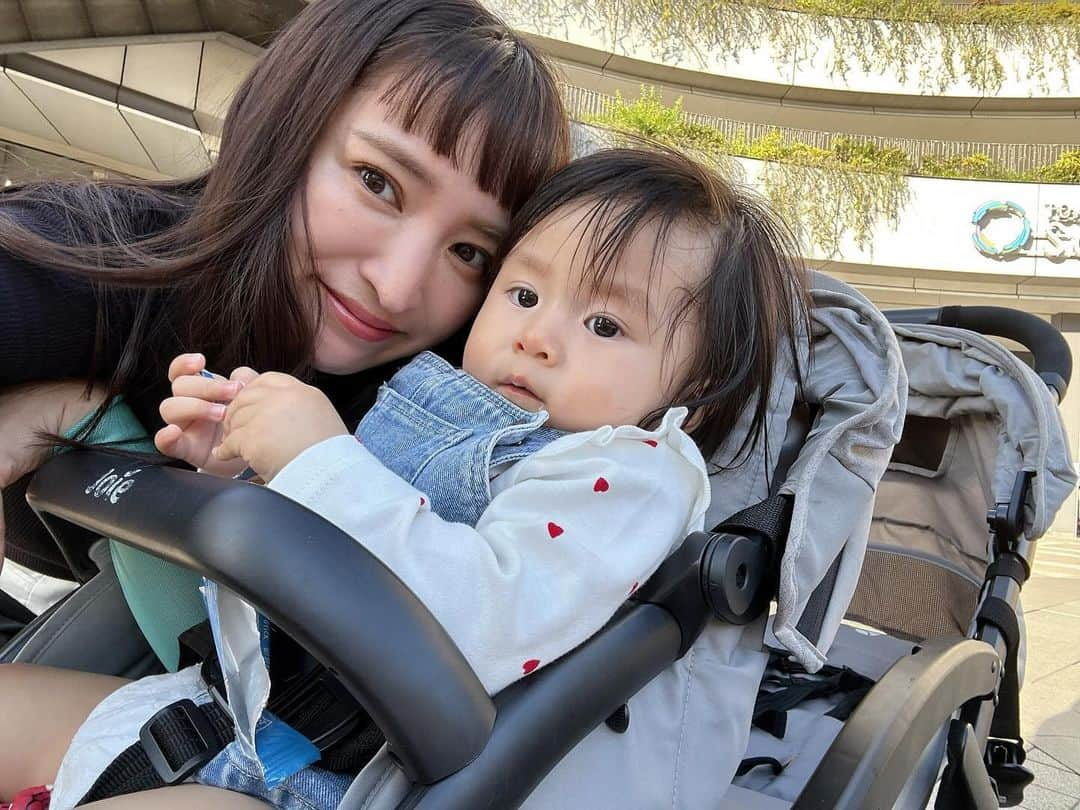 ARISA（和田有沙）さんのインスタグラム写真 - (ARISA（和田有沙）Instagram)「我が家の次女と👶🏻💓ㅤㅤㅤㅤㅤㅤㅤㅤㅤㅤㅤㅤㅤ  最近の次女はと言いますと、、 立派に部屋中を歩き回り 目を離すと何かしらをやらかしております🙂ㅤㅤㅤㅤㅤㅤㅤㅤㅤㅤㅤㅤㅤ  ベビーカーの下に入って遊んだり 寝室の加湿器を倒して水浸しにしたり🤣 とにかく毎日が冒険のようで楽しそうです😀💞(母白目)  朝はお弁当作りや子どもたちの着替えに スクールの送りでとにかくバタバタ🫠  だから朝のスキンケアには時間をあまりかけられないので最近はアスタリフト オプミーに助けられています🥹  1つで化粧水・美容液・乳液・クリームの4つの役割を果たしてくれる🥹  私が好きなジェル状クリーム。 もちろんベタつくこともなく しっかり保湿されてうるおいも続く🤝✨  忙しい朝にはとっても有難い。  無香料・無着色・アルコールフリーの3つのフリー設計なのも嬉しいところ🙏  気になる方は是非checkしてみてね🥰    @opme_astalift   #PR #opme #オプミー #オールインワン #時短ケア」12月2日 21時33分 - wadaarisa