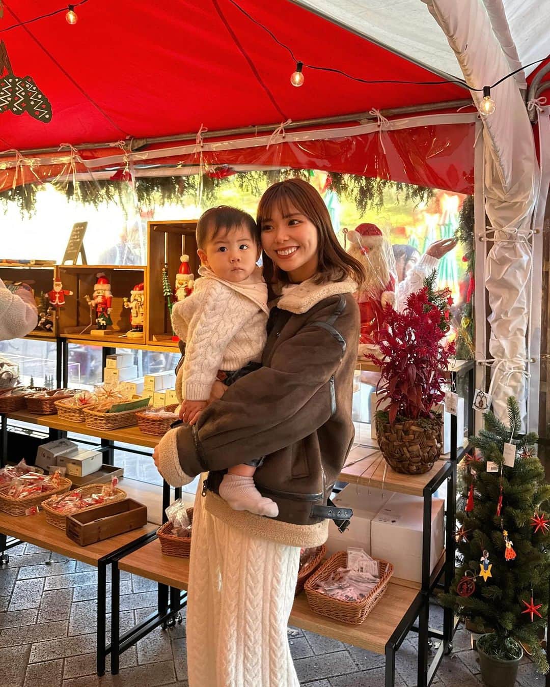 神田希未菜のインスタグラム：「christmas market 🎅🏻🎄✨ 何気に初めて行けて嬉しかった〜！ 到着するまでのロープウェイの景色に 1番大興奮でした🚡笑  #神戸布引ハーブ園  #クリスマスマーケット」
