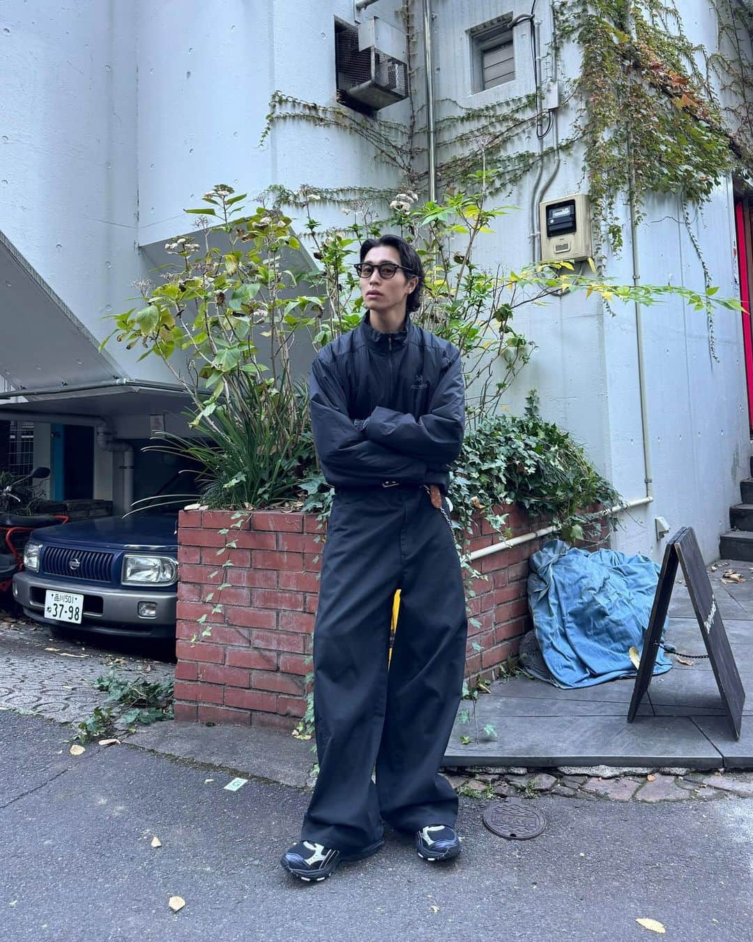 齋藤天晴さんのインスタグラム写真 - (齋藤天晴Instagram)「Black styling out fit  久しぶりに店頭に1日立っていた日っ‼︎ 観光で日本に来ている外国の方も沢山来てくれて 嬉しさと共に自分の語学力の無さに落胆しました...笑  このくらいのテックカジュアルな雰囲気が 今年の気分ですっ‼︎  明日も原宿でお待ちしてます〜💨  #原宿#arcteryx#ダウンジャケット#youngersong#asics#冬服 #チノパンコーデ#オールバック#digna#mets #streetwear #streetcode #141 #f4f #lfl #flf #ootd #outfits #uzzlang #explore #explorepage #feedwear#ootd #ootdfashion #outfitoftheday #outfitinspo #styleinspo #fashioninspo」12月2日 21時28分 - ten__sei