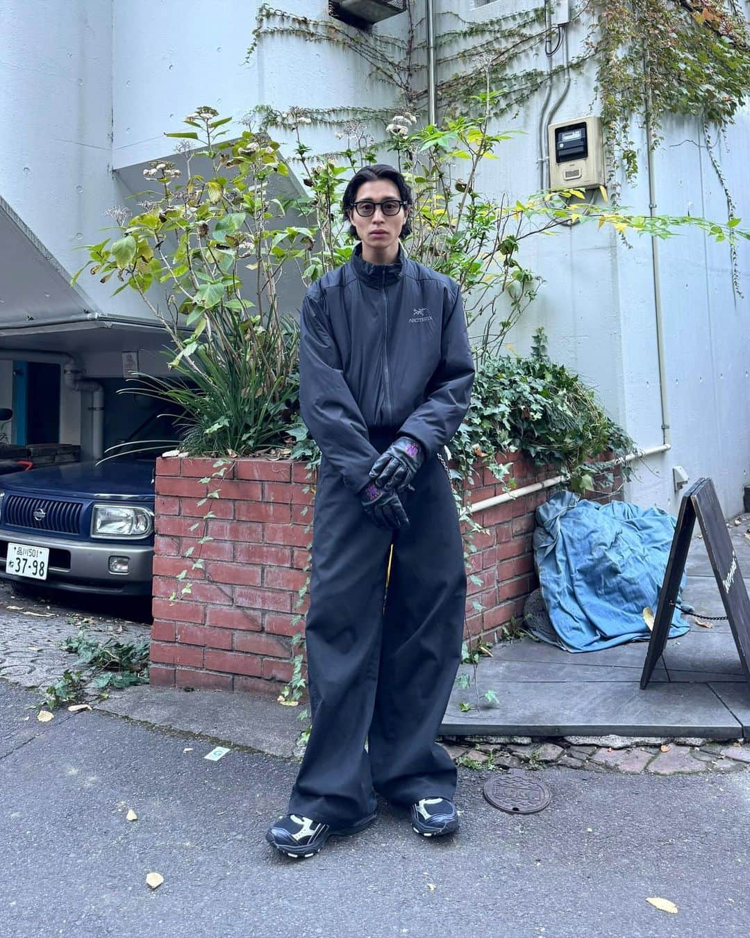 齋藤天晴さんのインスタグラム写真 - (齋藤天晴Instagram)「Black styling out fit  久しぶりに店頭に1日立っていた日っ‼︎ 観光で日本に来ている外国の方も沢山来てくれて 嬉しさと共に自分の語学力の無さに落胆しました...笑  このくらいのテックカジュアルな雰囲気が 今年の気分ですっ‼︎  明日も原宿でお待ちしてます〜💨  #原宿#arcteryx#ダウンジャケット#youngersong#asics#冬服 #チノパンコーデ#オールバック#digna#mets #streetwear #streetcode #141 #f4f #lfl #flf #ootd #outfits #uzzlang #explore #explorepage #feedwear#ootd #ootdfashion #outfitoftheday #outfitinspo #styleinspo #fashioninspo」12月2日 21時28分 - ten__sei