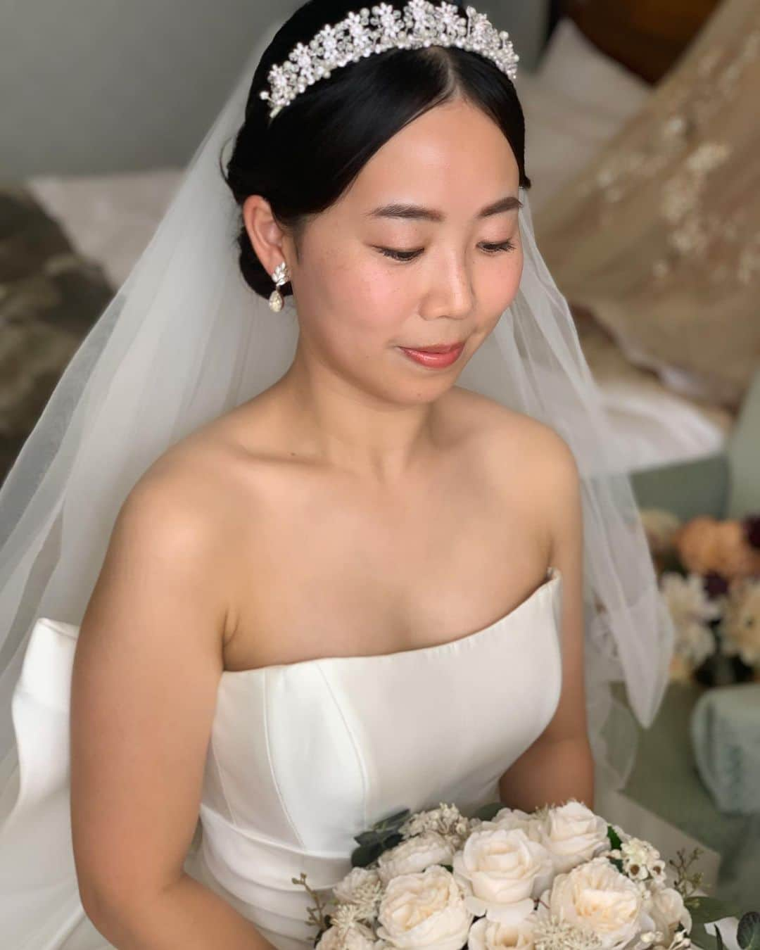 ウェディングヘアメイクルーチェのインスタグラム：「Today's wedding  かわいい花嫁nodokaさんのウェディング  白のクラシカルなドレスに 長いバックリボンがかわいい💕  💄　@wedding_luce  #ルーチエNaomi 👗　@reginacloset027  📷　@yukishimadaphotography   #椿山荘花嫁  #椿山荘  ✨ルーチェからのサンクスプレゼント✨  ルーチェにて 挙式ヘアメイクもしくは 撮影ヘアメイクをお申し込み花嫁さまへ  アクセサリー2点レンタル&新郎さまメイク をプレゼントさせていただきます。  ※2023年12月末までに お申し込み花嫁さま対象  お申し込み時に「フォロワープレゼント」と お知らせくださいね✨  ＊＊＊  #ブライダルヘアメイク #出張ヘアメイク#持ち込みヘアメイク#ウェディングヘアメイク#花嫁ヘアメイク#ウェディングヘア」