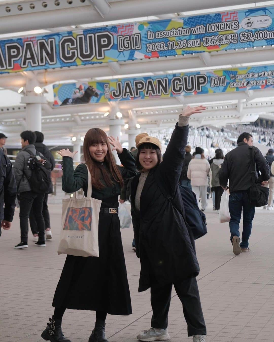 古野みうのインスタグラム：「先日、#ジャパンカップ を観に #東京競馬場 へ！🐎  もちろんお目当てはメインレースだけど、 #競馬博物館 に行ったり、 #UMAJOスポット で一息ついたり、#アトラクションホースショー でお馬さんのお座りを観たり、 今一度勉強し直すために #ビギナーズセミナー を受けたりした！✏️  今回賭けずにジャパンカップを応援したけれど、競馬場はもっともっと競馬を好きになれるサービスがいっぱいなのでした🫶  パンサラッサの大逃げ、世界最強のイクイノックス、最強牝馬・推しであるリバティアイランド。強者揃いのサラブレッド達を一度に沢山観られて、宝物みたいな時間だった…✨  #競馬場 #JRA #jc2023 #ジャパンカップ2023 #japancup #イクイノックス #equinox #キタサンブラック #ノーザンファーム #シルクレーシング #ルメール 騎手 #パンサラッサ #リバティアイランド #競馬　#heroiscoming #世界最強 #🏇#🐎」