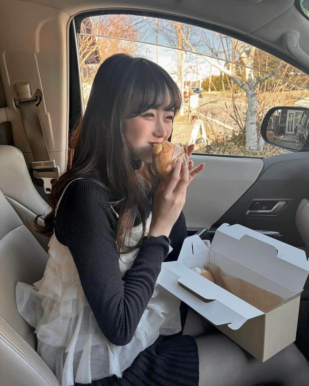 白濱楓雅のインスタグラム：「軽井沢のドーナツ屋さん🤎 家族みんなで車で食べたのー🤤🎄✨ コートは軽井沢のアウトレットで買ってすぐ着ちゃったやつ😼wearにのせてます😼 あ、ハイネックのトップスはユニクロどす😼 . #軽井沢旅行 #軽井沢 #軽井沢グルメ #軽井沢カフェ #長野 #長野観光 #モノトーン #モノトーンコーデ #チュール #ビスチェ #ユニクロ #ユニクロ購入品 #ユニクロコーデ」