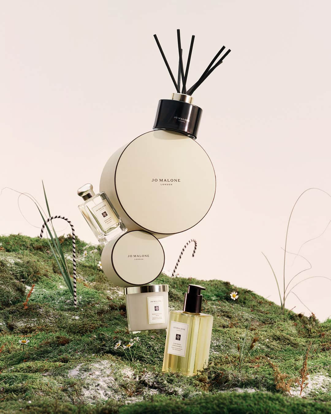 Jo Malone Londonのインスタグラム：「Make scented memories by giving loved ones gifts of cologne, bath & body and home treats to discover on Christmas morning. Tap to shop some of our favourites. #SeasonOfScent」