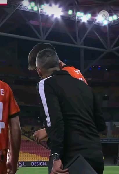 ティム・ケーヒルのインスタグラム：「Every kid dreams of playing in the first team. So proud to watch you take the pitch for @brisbaneroarfc and make your professional debut @shaeloucahill」