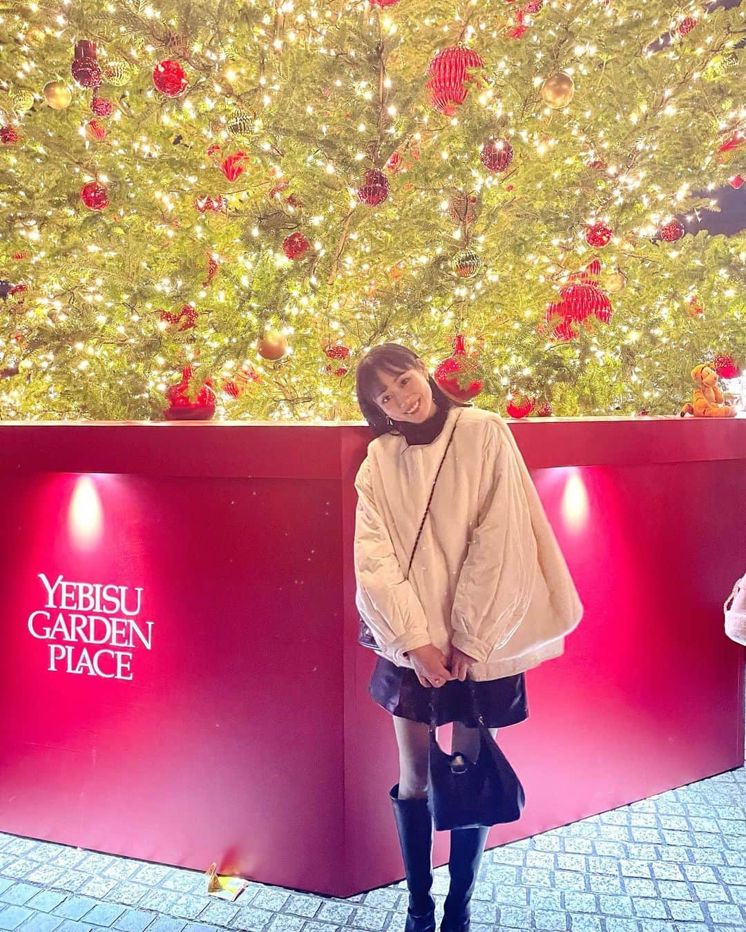 寺田真珠のインスタグラム：「今日はお友達とイルミネーション見に行ってきた🤶🎄 はやめのクリスマス最高に綺麗で感動したなあ〜  去年は青の洞窟。  今年は恵比寿ガーデン。  どっちもよかった🫶 綺麗って幸せな気持ちなになるね  みんなも今年どこのイルミネーション行くか 教えてね！おすすめスポットも！  #クリスマス #xmas #イルミネーション #illumination #恵比寿 #恵比寿ガーデンプレイス #恵比寿ガーデンプレイスイルミネーション  #東京イルミネーション #ootd #fashion #style #冬 #冬コーデ #冬服 #冬服コーデ #ロングブーツ #アウター #アウターコーデ #白コーデ #クリスマスコーデ #heather #ヘザー #lowrysfarm #ローリーズファーム #ハーフパンツ #discoat #ディスコート #お洒落 #高身長 #骨格ナチュラル」