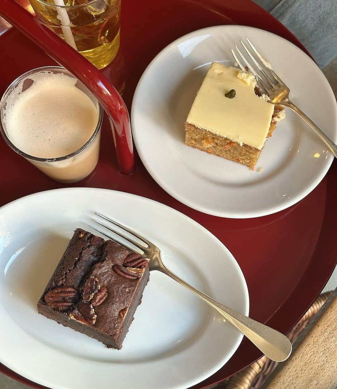 熊江琉唯さんのインスタグラム写真 - (熊江琉唯Instagram)「前から気になってた @taik_bake_and_coffee でキャロケ活🥕  ここすごい。キャロケはもちろん、他の焼き菓子も2つ頼んだけど全部おいしかった… 久々の大ヒットカフェ☕️🤎  キャロケは甘さ控えめで、ザ・キャロケって感じの万人受けする味👏 キャロケ初心者はとりあえずここに連れてきたい🐰  キャロケよりも個人的にコーヒーピーカンブラウニーが美味し過ぎておったまげた（古い？） 生地はかなり硬め、もうチョコの塊のようで😍ピーカンナッツと合う。ガツンとくるチョコが濃厚で背徳感たまらんです🍫（すぐジム行きました）  レモンケーキも口の中に入れるとひんやり、爽やか〜って感じでみんな個性あって最高。  店内もおしゃれで落ち着く雰囲気  また行きたい！！！  #キャロケ #キャロットケーキ #ブラウニー #カフェ #カフェ巡り #恵比寿カフェ #carrotcake #cafe #淡色カフェ」12月2日 21時42分 - ruikumae