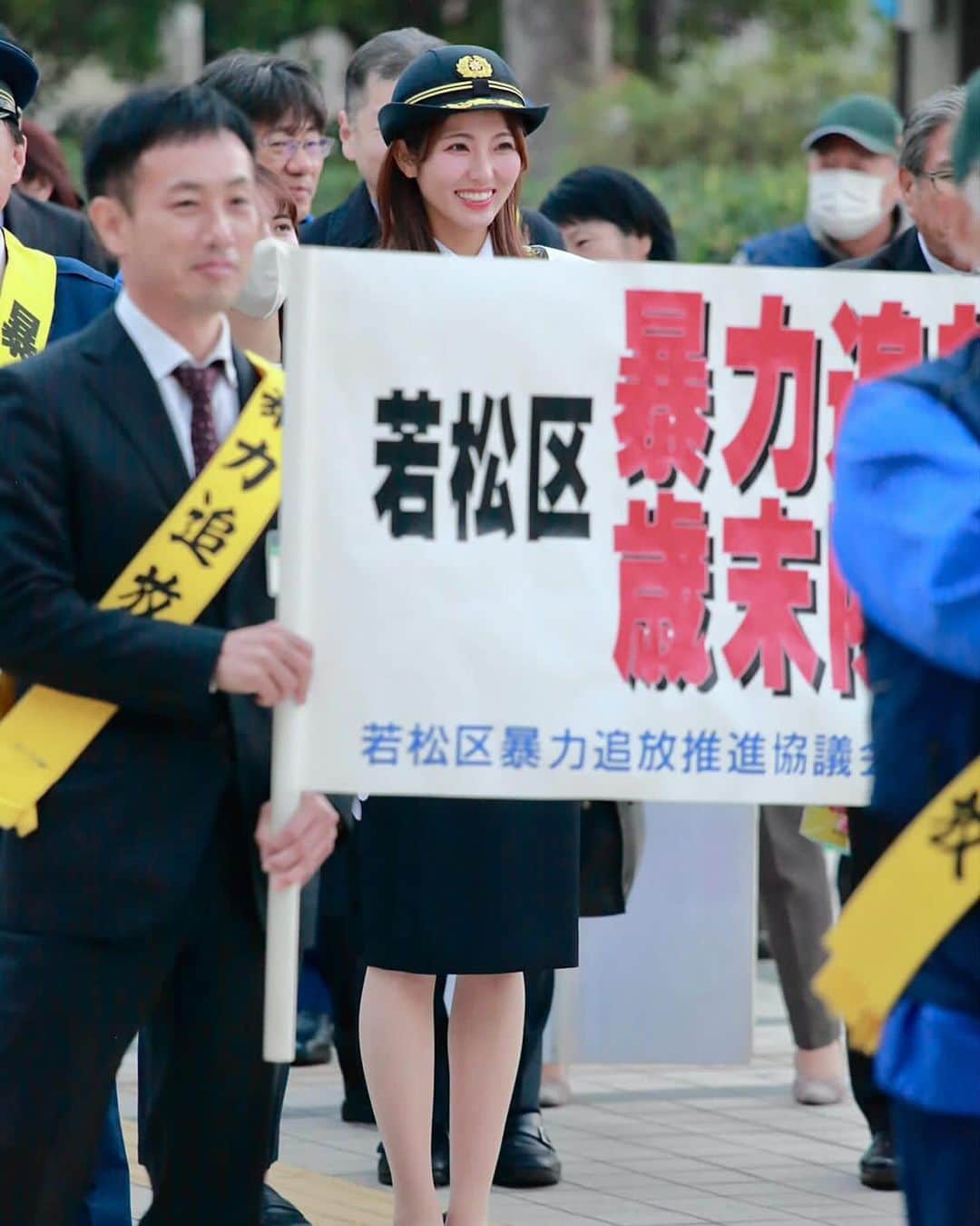 山下七子さんのインスタグラム写真 - (山下七子Instagram)「11月29日若松警察署一日警察署長を務めさせていただきました✨とっても大切な日☺️ ずっと憧れだったのでお話しをいただいた時から本番まで緊張でそわそわしていましたがいざ当日を迎えると一瞬で終わってしまいました🥲✨✨ 街頭パレードでは若松の皆さんが手を振って下さって若松警察署の皆さんも暖かく迎え入れて下さって本当に嬉しかったと共にこの様な機会をいただけたことに感謝の気持ちと光栄な気持ちでいっぱいでした！！  12月に入りましたが今一度防犯対策を見直していきましょう！一人ひとりの意識や声掛けで防げる事件や事故があるはずです！  若松警察署の皆様今回はこの様な貴重な体験をさせていただきいつも若松区を守っていただきありがとうございます✨  #若松警察署#一日警察署長#北九州#福岡県」12月2日 21時36分 - yamashita_nanako