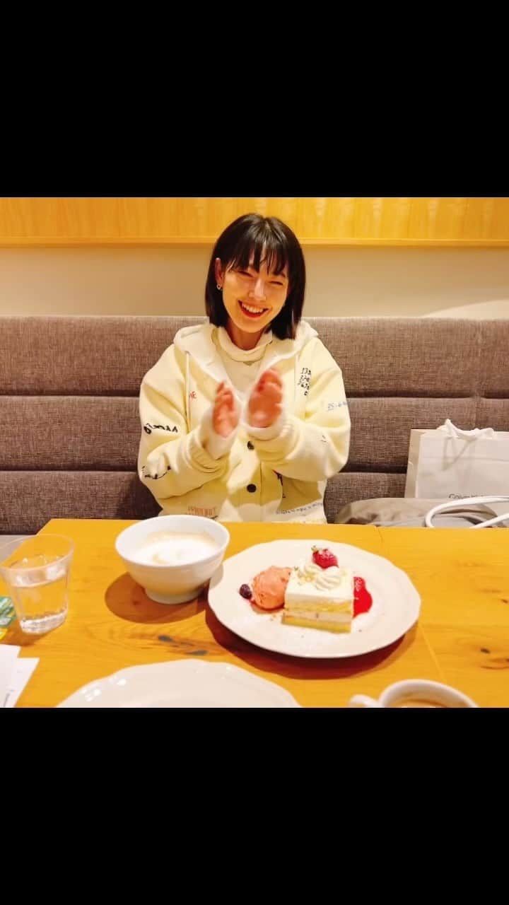 森貴美子のインスタグラム：「中学からの親友あやちゃんが誕生日をひと足早くお祝いしてくれました🎂✨  7月、父の病院へ行ったり来たりしてる中、私がつい漏らした「つらい」のひと言で一目散に来てくれたあやちゃん。  あれから予定が合わずなかなか会えなくて…久しぶりに会えた今日は笑ったり泣いたり…いろんな感情大爆発🥹❤️‍🔥  誕生日の前祝いもしてくれました🕊️🥳🎂 (ちなみに誕生日は12月4日です〜)  今日会えたけど、毎年恒例の年末の会もやりたいね〜と目論見中。 「何歳になった？」って聞かれてすぐに年齢がでてこなかったり、誤魔化そうとしたりしてたらいつのまにか40代も半ばになっちゃったけど！笑 お互いなくてはならない存在で居続けられていることに感謝✨いつもありがとう❤️」