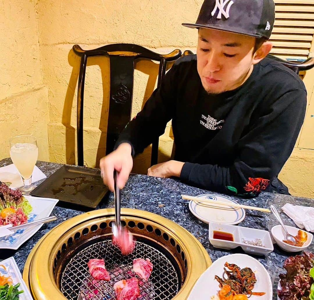 ファンキー加藤のインスタグラム：「🥩  大一番の前日は焼肉！ しっかりパワー注入してきました  皆さんも準備はよろしいですか？ 今年のネガティブは今年のうちに。 灼熱のライブで焼き尽くしちゃおう。  さぁ､いよいよ明日！ ファンモン2023年ラストライブ WE ARE FUNKY MONKEY BΛBY’S！！！   #ファンモン #WeAreFMB」