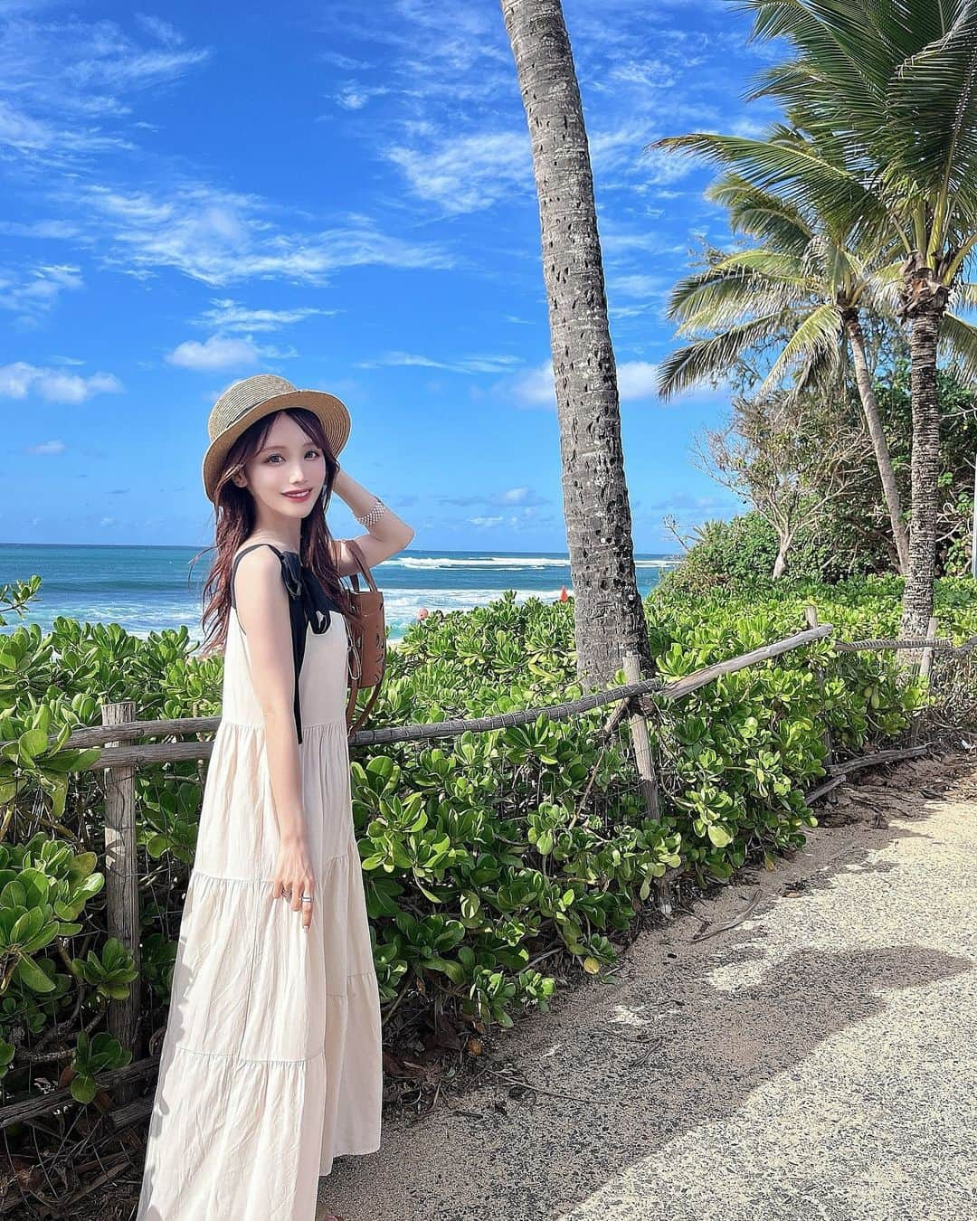 ちーちゃんのインスタグラム：「🌴  まだまだハワイ写真小出しにさせて🙏  青！緑！ってかんじで どこ撮っても映えるんだもん🥹📸  #ハワイ観光#ハワイカフェ#ハワイ旅#ハワイ女子旅#ハワイグルメ#ワイキキビーチ#ハワイアンカフェ#150cmコーデ#ブルベ夏#骨格ウェーブコーデ#骨格ウェーブ#おちびの輪#海外旅行記#hawaii#リゾートコーデ」