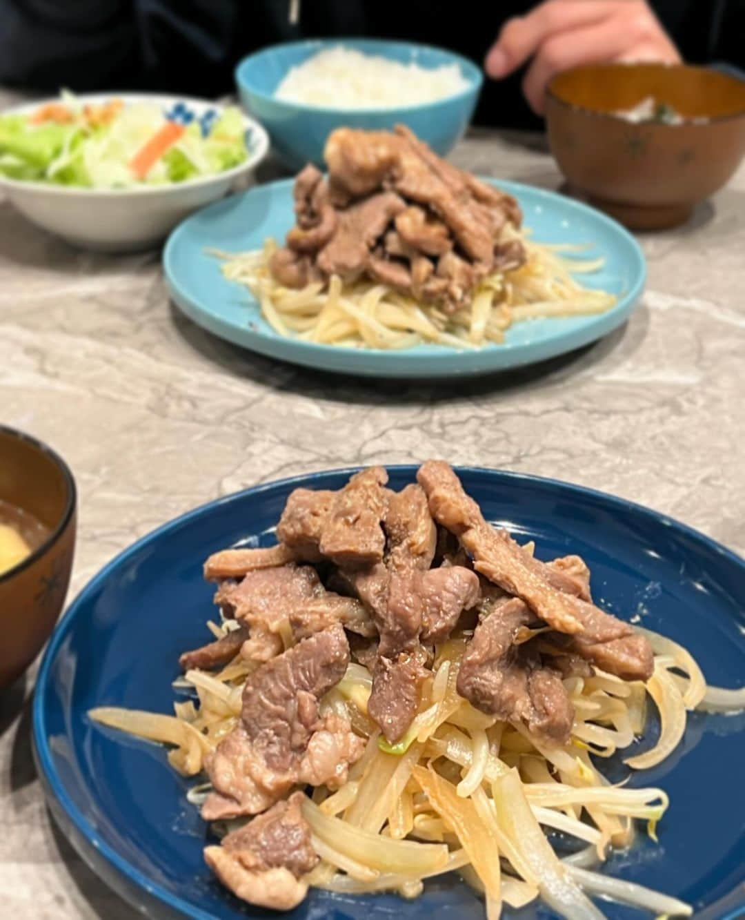 宮川杏奈のインスタグラム：「#低糖質トレーナー . ジンギスカンは澤田屋🤭❤️ 坊にほとんど食べられちゃったけどwww 減量は順調と言いますか 坊の看病の日々で筋肉が痩せ細って ヘロヘロしてます😅💔 . 来週からトレーニング再開して バレーボールにも行くので 徐々に筋力を戻していこうと思います💪🏼 . #産後 #産後ダイエット  #産後トレーニング  #産後太り  #産後ケア  #パーソナルトレーナー #ケトジェニックご飯  #トレーニング女子 #ケトジェニックダイエット #ボディメイク #フィットネス #ダイエット #トレーニング #ワークアウト #低糖質 #低糖質高タンパク #低糖質ダイエット #コンビニ低糖質 #ローカーボ #ロカボ食品 #ロカボ #低糖質ごはん #糖質オフ #パーソナルトレーナーの生活 #パーソナルトレーニング #パーソナルトレーニングジム」