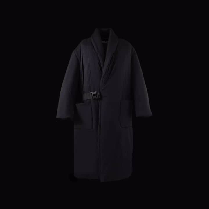 ミノトールのインスタグラム：「SOLAR HEAT ROBE  FUNCTION : ANTI BACTERIAL DEODORIZATION  LIGHT WEIGHT SOLAR HEAT STRETCH WATER REPELLENT  Production : Made in Japan Material : Made in Japan  冬のあらゆるシーンを快適にサポートする機能性を備えた、現代に欠かせない要素が満載のアウターシリーズ。その中のロングタイプ　ミニマルデザイン　ローブ。  撥水・透湿・ストレッチ性のある高機能軽量素材と、太陽光に反応して発熱するハイテクな中綿を贅沢に使用。  驚くほどの軽量感と保温力は、朝晩の厳しい寒さや旅行にも最適。表面は光沢を抑えたマットで上品な仕様で、幅広いシーンで活躍。さらには天然素材を使用しないことで、自然環境にも配慮した冬のマストアイテム。寒さから優しく身を包み込んで守る、心地の良い日常をお過ごしください。  This outerwear series is packed with modern essential elements and has functionality that comfortably supports all winter scenes. Among them is a long type minimal design robe.  Luxurious use of high-performance lightweight materials that are water-repellent, breathable, and stretchy, as well as high-tech filling that generates heat in response to sunlight.  The surprisingly lightweight feel and heat retention ability makes it perfect for cold mornings and evenings, as well as for travel. The surface has an elegant matte finish with reduced gloss, making it useful in a wide range of situations. Furthermore, by not using natural materials, this is a must-have winter item that is environmentally friendly. Please spend a comfortable day by gently wrapping yourself and protecting yourself from the cold.  #minotaur_inst #minotaurinst #minotaur #ミノトールインスト #ミノトール #functional #comfortable #miyashitapark #tech #techwear #テック #relaxsmart #リラックススマート #relaxsmartwear #リラックススマートウェア #madeinjapan #solarheat」