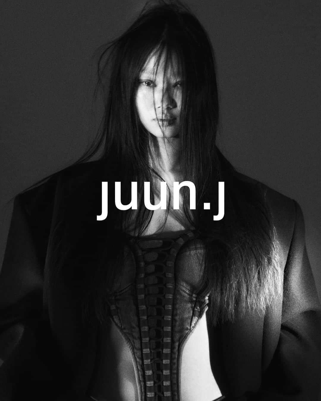 ペ・ユニョンさんのインスタグラム写真 - (ペ・ユニョンInstagram)「Juun.J Fall-Winter 2023 Campaign 'BROKEN'  Creative Director. @juun_j  Photographer. @hongjanghyun  Hair. @shonju  Make up. @ansunghee0    #juunj #준지 @juun.j_official  #juunj23fw #BROKEN #juunj_broken」12月2日 21時39分 - mulan_bae