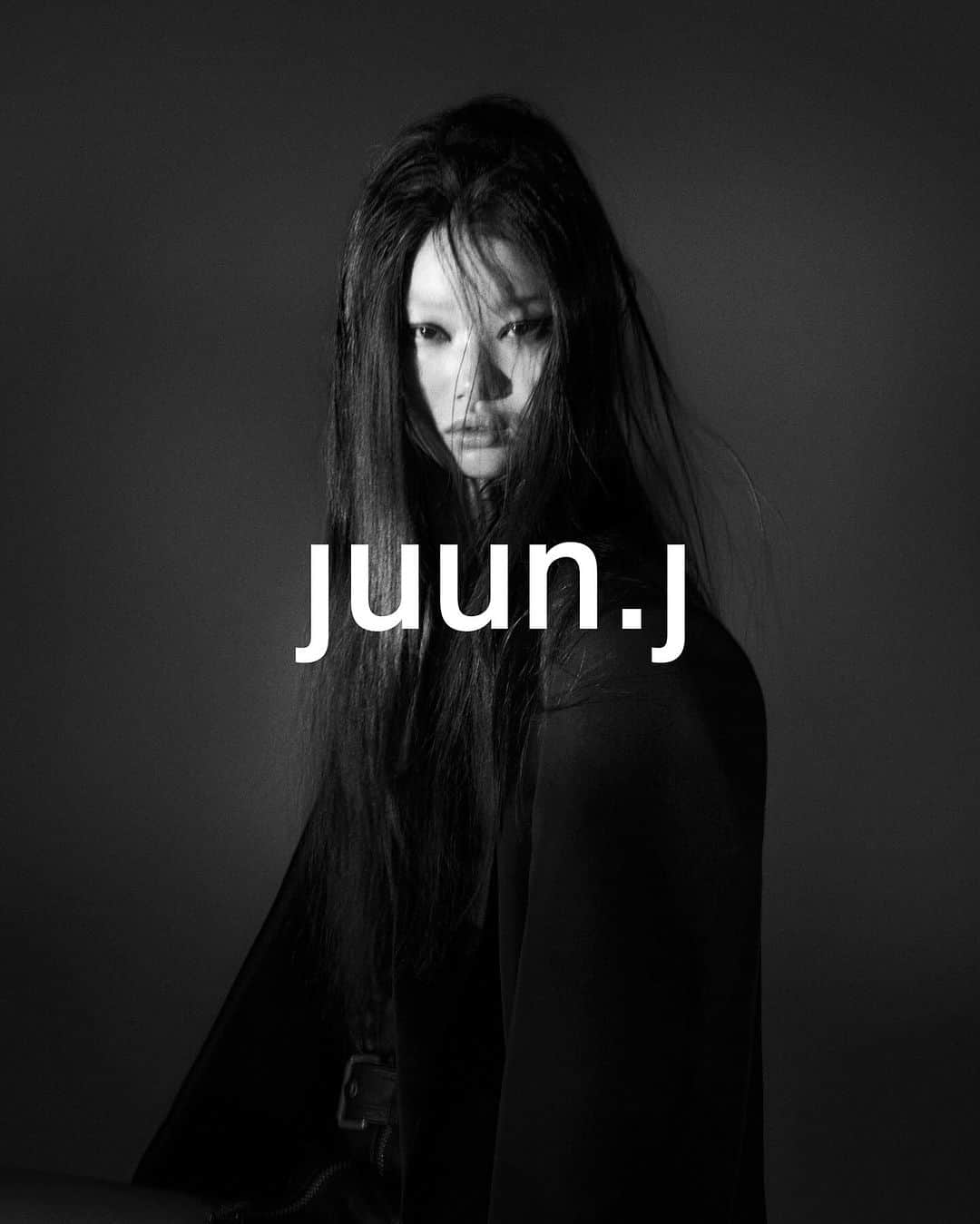 ペ・ユニョンのインスタグラム：「Juun.J Fall-Winter 2023 Campaign 'BROKEN'  Creative Director. @juun_j  Photographer. @hongjanghyun  Hair. @shonju  Make up. @ansunghee0    #juunj #준지 @juun.j_official  #juunj23fw #BROKEN #juunj_broken」