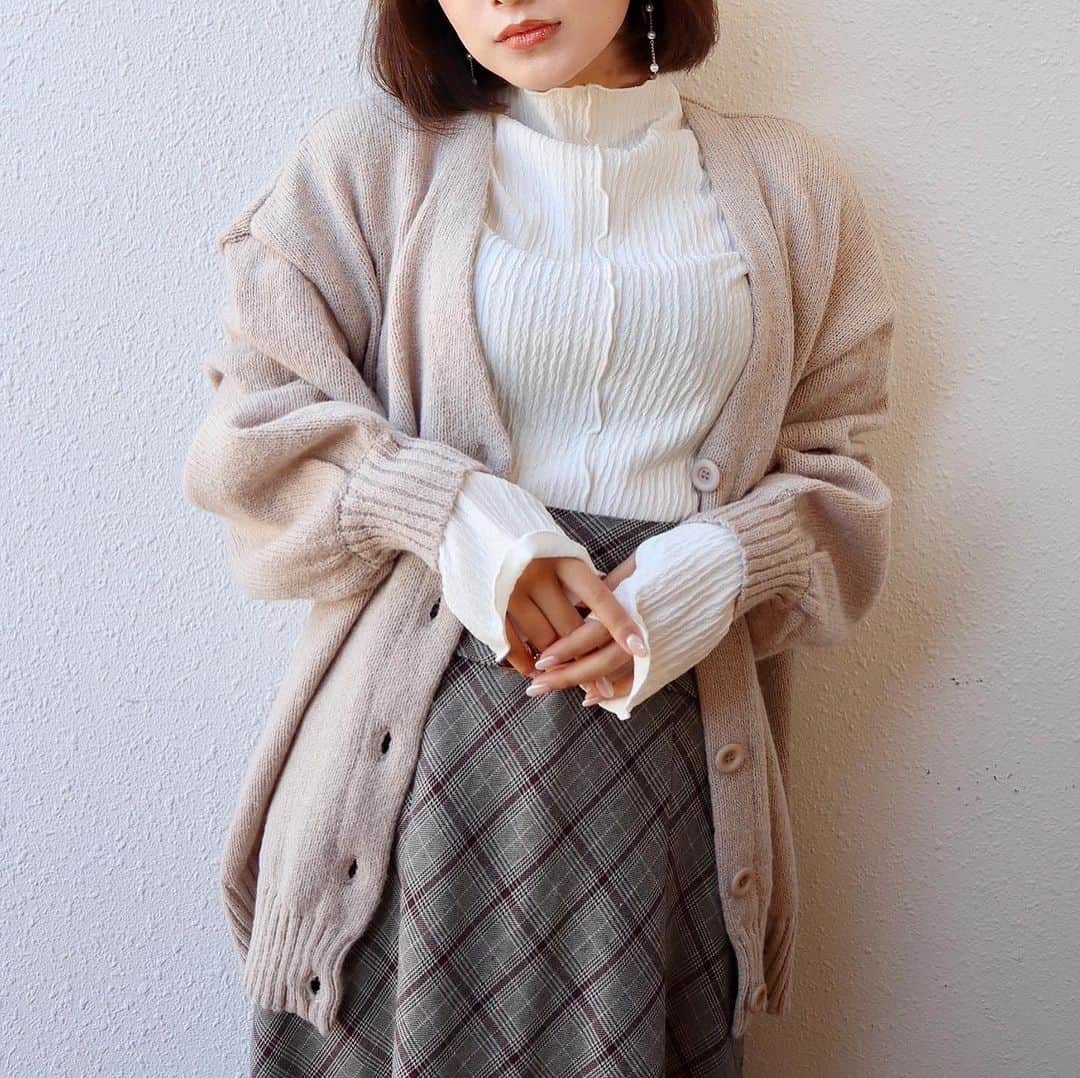 セシルマクビーのインスタグラム：「❄️coming soon❄️ CECIL McBEEの新作ニットカーディガンお楽しみに♡  🎁メルマガご登録で¥500クーポンプレゼント🎁 CECIL McBEEのメルマガ登録で お得な情報をゲットしよう！！  メルマガ購読可に変更された方限定で 翌月初にクーポンコードを送付いたします。 　 ※Mecollect全商品クーポン対象 ※税込5,500円以上のご購入でご使用いただけます ※クーポンご使用時はご購入ページにて、クーポンコードの入力をお願いいたします。  新規会員登録はアカウントプロフィールURLから▼ @cecilmcbee_official  さらに！ 税込7,000円以上のご購入でリバイバルロゴポーチをプレゼント！  #cecilmcbee #セシルマクビー #アウター #ダウンジャケット」