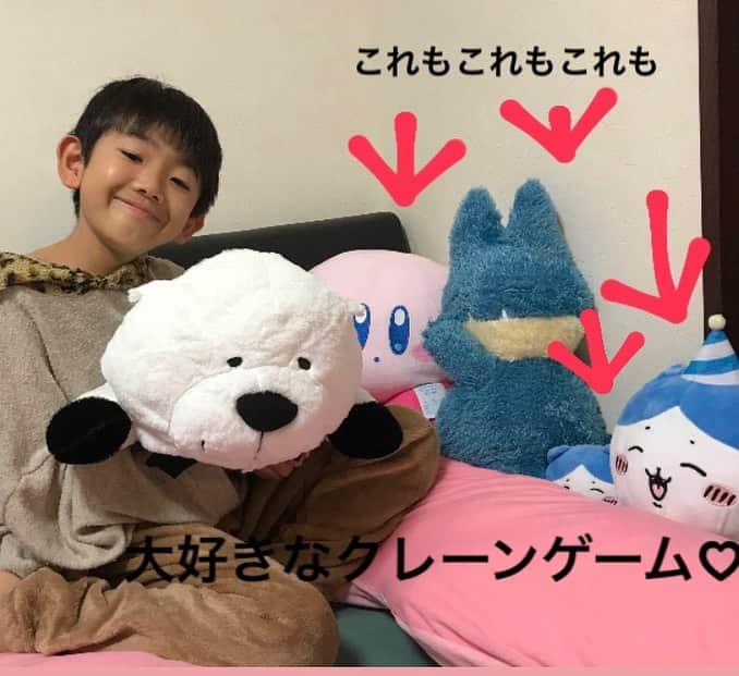 葵さんのインスタグラム写真 - (葵Instagram)「ここ最近クレーンゲームにハマり出して、気がついたら息子の部屋はぬいぐるみとクッションだらけ、30個超え✨ もともとはポケモンが大好きだからポケモンのぬいぐるみ狙いだったんだけど、今では他のキャラクターもたくさんで、統一感ゼロだけど、まぁいっか❗️ 今日はスパイファミリーのボンドをGet!!! 今までで1番大きいわ🎶 このボンド500円でとれたよ！  ラウンドワンがやっぱり取れやすくて ラウンドワンが好き♡ @round1_official  一回でとれる達人になりたい😏  ついでにラウンドワンの中にあるスポッチャにも行ってきて、息子の体調回復しました❤️‍🩹 次はアーニャとらないと。  #ラウンドワン大好き#ラウンドワン　#クレーンゲーム#スパイファミリー #スパイファミリーボンド #クレゲ#ぬいぐるみ#ぬいぐるみ大好き#クレーンゲームの達人#クレーンゲーム攻略」12月2日 21時41分 - dolphin_coconut