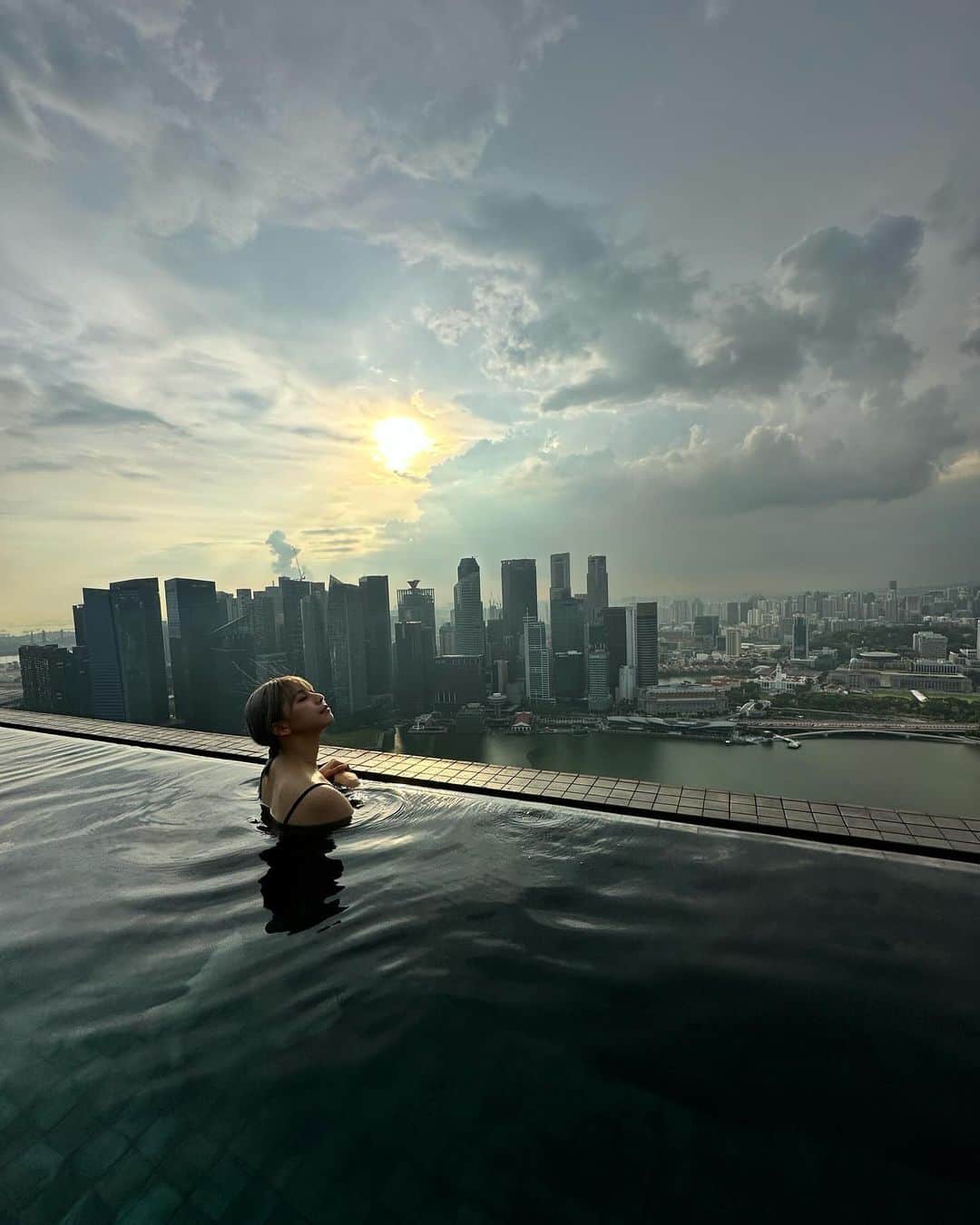 田中美麗さんのインスタグラム写真 - (田中美麗Instagram)「🏊‍♀️🐞🏊‍♀️🚢💐☕️🌸✈️🤖💧  #シンガポール #photography #photo #photographer #photooftheday #japan #instagood #followme #styleinspo #fashionista #makeup #좋아요 #패션 #뷰티 #bob #ショートヘア  #作品撮り #fashion #❤️ #gravure #girl #japanesegirl #美麗 #田中美麗 #travelphotography #trip #travelgram#singapore」12月2日 21時44分 - mirei_tanaka_