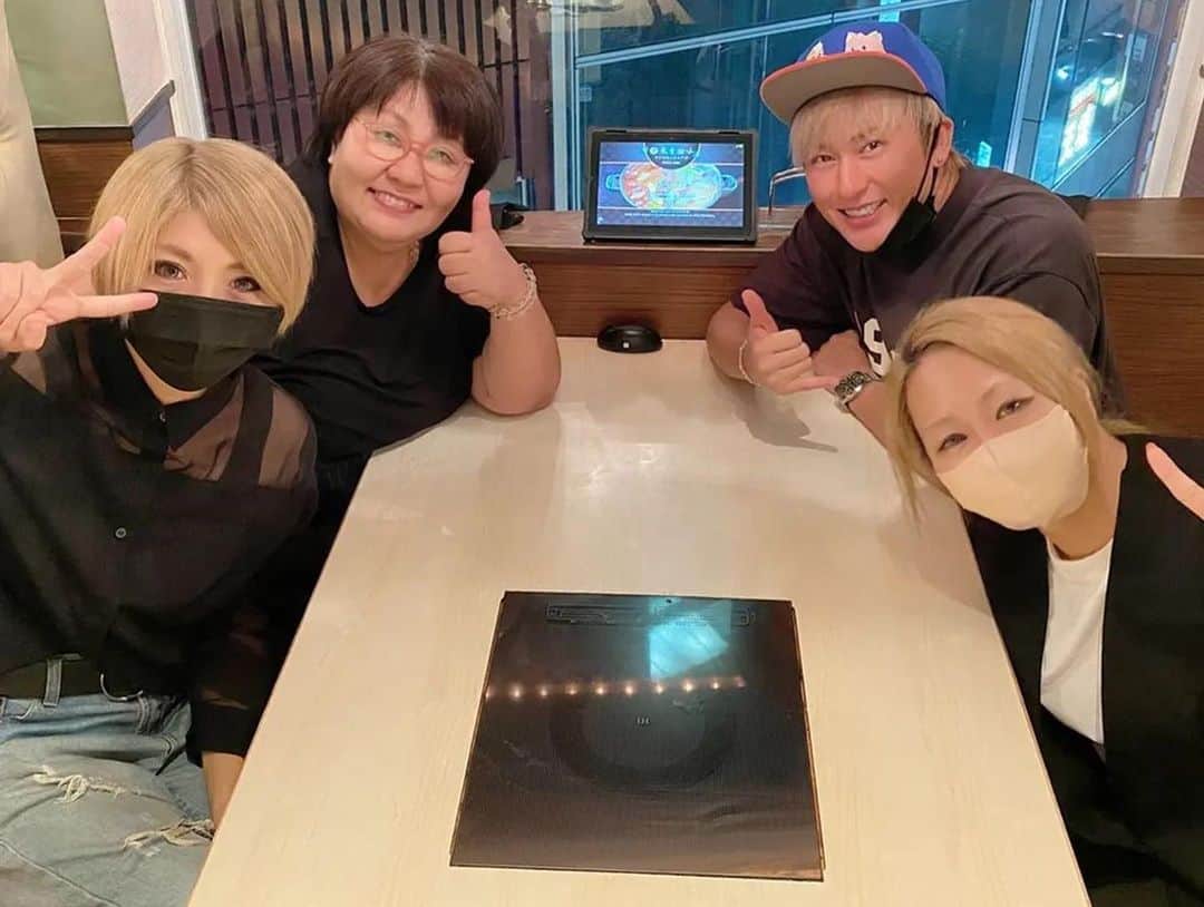 misoNosukeさんのインスタグラム写真 - (misoNosukeInstagram)「. . @happy_yoshi44 くんが 『TVで歌唱するお仕事』をくださったおかげで  最強メンバーと最高の番組に出れて 食事まで出来て幸せ♡  ↓  #Repost @mikarin.matsukubo with @use.repost  misonoが東京で仕事だったので 薬膳火鍋専門店天香回味の赤坂店で 食事しました！  倖田來未さんのモノマネをしてるお2人と 会った事はあったけどお話したのは初めてで 楽しかったです♪  またまた料理の写真を撮り忘れたから みーちゃんが撮影してくれました（笑） （Photo by misono）  @o_characom @inu_nikukyuu   そしてmisoNosukeと3人で 私の周年イベントの為に内緒で 埼玉まで足を運んでくれたギターリストのAZ！  この日みーちゃんとAZに 私からお礼をしたかったんだけど AZがトイレのタイミングで  「いつもmisonoに奢ってもらってるから」と 1人でお会計をすませてくれてた… AZご馳走さまでした…  @az__japan   #misono #AZ  #おちゃら #イヌノ肉球 #倖田來未軍団 #モノマネ  #いつもありがとう」12月2日 21時45分 - misono_koda_official