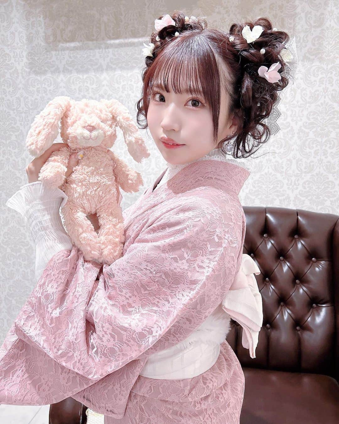 城崎ひまりさんのインスタグラム写真 - (城崎ひまりInstagram)「久しぶりに着物着たよーん！ ヘアセットもめちゃくちゃ可愛くしてもらった🥺🎀 ピンクのレース着物に冬だから帯にもこもこのファーもつけてみた⛄️ . . village-ヴィレッジ-(@village_tokyo)さんいつもありがとうございます🫶 毎回可愛くしてもらえて大満足🥰 . 写真もたくさん撮ったからまた更新するね🫶 . . . . #浅草着物レンタル#着物レンタル浅草#village浅草#浅草#着物#kimono#着物レンタル#asakusa#kimonostyle#浅草食べ歩き#浅草グルメ#フレンチガーリー#フレンチガーリーコーデ#アイドル#idol#ピンクコーデ#着物ヘア#着物ヘアセット#ヘアメ#ヘアセット#girl#lolita#アイドルヘア#ツインテール#ヘアアレンジ#着物女子#着物コーディネート#着物コーデ#着物モデル#浅草観光」12月2日 21時45分 - shirosakihimari