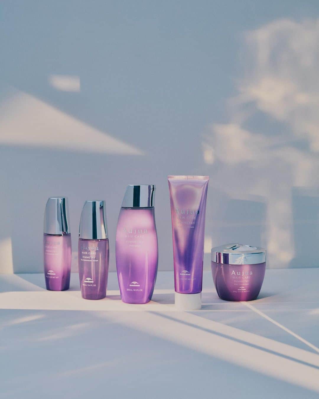 株式会社 MILBON（ミルボン）さんのインスタグラム写真 - (株式会社 MILBON（ミルボン）Instagram)「くせ毛×ダメージ毛でお悩みの方に💡 オージュア「インメトリィ」は、くせとダメージで部分的に欠落した毛髪内タンパク質に着目。 髪にまとまりとツヤを与えます。 詳細は画像をスワイプ！👉  📍紹介アイテム ・オージュア インメトリィ シャンプー 250ｍL￥5,500（税込）  ・オージュア インメトリィ ヘアトリートメント 250g￥6,600（税込）  ・オージュア インメトリィ コントロール クリーム 135g￥4,400（税込）  ・オージュア インメトリィ フィクスコンセントレート セラム 100mL￥5,830（税込）  ・オージュア インメトリィ フィクスコンセントレート ミルク 100g￥5,830（税込）  オージュア取り扱いサロン様にてご購入頂けます。  #オージュア #Aujua #milbon #ミルボン #インメトリィ #オージュアシャンプー #オージュアトリートメント #アウトバストリートメント #リーブイントリートメント #洗い流さないトリートメント #保湿ケア #うるおいヘア #ヘアトリートメント #ヘアケア #ヘアスタイル #ツヤ感ヘア #美容師おすすめ #サロン専売品 #シャンプー #トリートメント #ヘアオイル #ヘアミルク #ミルボンシャンプー #ミルボントリートメント #冬ケア #スペシャルケア」12月2日 21時45分 - milbon.japan
