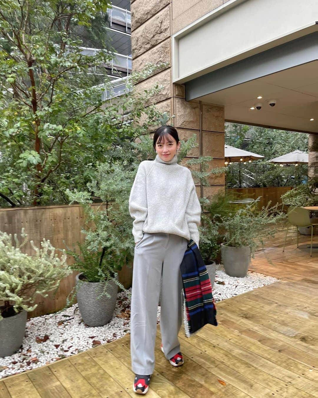 高橋まりなのインスタグラム：「. #marinacoordinate . knit: @hm  pants: @plst_official  shoes: @reebokjp  bag: @anteprimaofficial  stole: @johnstonsofelgin  . グレーのワントーンコーデ🩶 ニット一枚で出かける季節も終わっちゃったー🥺 . pic2…最近お気に入りのロールパンヘア🥐 ちょっとゴム見えてるけど… . . . #hm#handm#ワントーンコーデ #163cmコーデ#plst#anteprima#reebok#ポンプフューリー#大人カジュアル#シンプルコーデ#ストール大好き#ヘアアレンジ#ロングヘア#ロングヘアアレンジ」