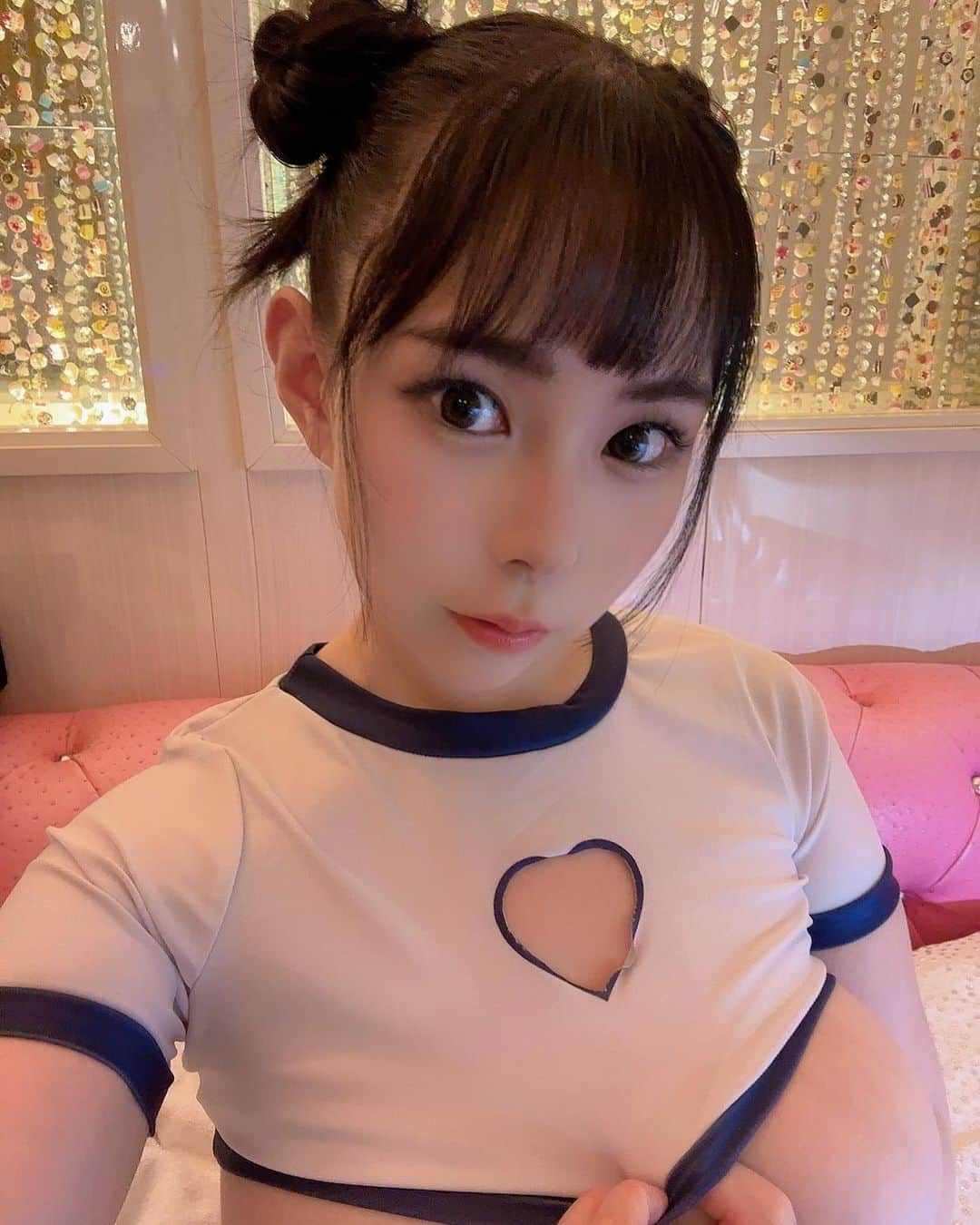 吉根ゆりあのインスタグラム：「着れてないのがいいタイプの衣装  下は見せられません🥺💗」