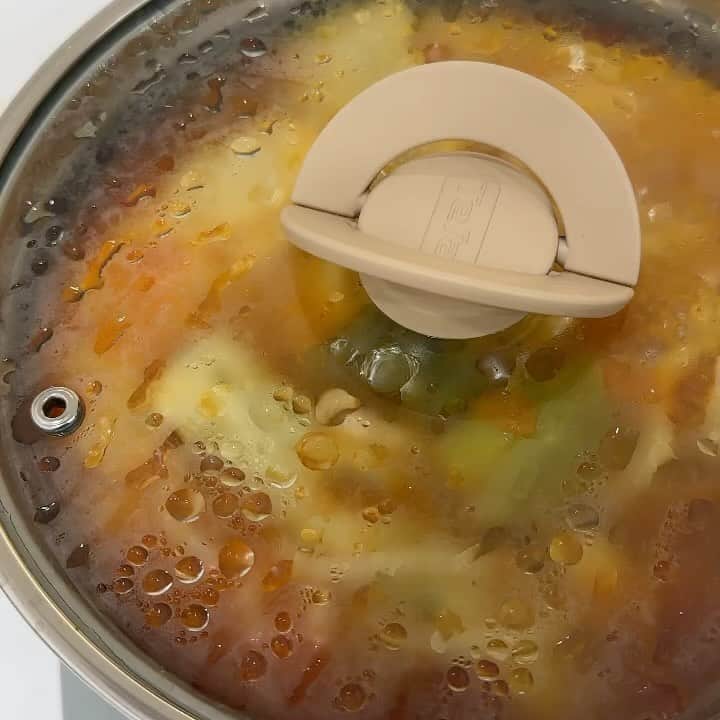 パク・タミのインスタグラム：「- 12월이니까요~ 첫눈도 왔으니까요~ 오마뎅 해야죠^^ (영상 속 제 목소리는 이해해주세요 ㅎ 잘 안돌아오네요?😅)  저를 통해 오마뎅 접하신 분들의 후기를 보니, 어마어마하게 쌓였더라구요ㅎ 벌써.. 한.. 4년? 정도 소개를 해온것 같아요~^^  그만큼 많이 찾으시고 만족하시니 이렇게 시간이 쌓였구요.  이 계절에 저의 최애 세가지를 고르라면! 저는 단연! 김치어묵우동전골! 이게 첫번째구요~ 두번째는 사과떡볶이 (너무 맛있어요ㅠㅠ) 그리고 꼬지어묵 물떡.... (앉은 자리에서 저 혼자 한봉 다 먹는건 뭐.. 안비밀이요) 이렇게 원,투,쓰리!! 예요~   그런데 김치 어묵 우동 수량이 한정이라.. 소진되면 품절이니~ 서둘러 주셔야해요. (김치찌개 좋아하시는 분들은 무조건 달리세요!! 너무 맛있어요.) 볶음김치가 들어있는데.. 진짜 이건... 그냥 드셔야 해요.  어묵탕은 키트 그대로 끓이셔도 되지만~ 집에 겨울 무우 있다면 넣고, 대파 한뿌리 표고버섯 둥둥 띄워 청양고추 하나 투척! 기름기 없이 깔끔하고 깊은 맛, 탱글한 어묵 식감이 너무 고급스러워요. 꼭 한번씩 드셔보세요. 드시던 어묵과 차원이 다른! 그런 맛일거예요.  그리고 사과 떡볶이가 큰 사랑을 받으면서 신제품도 나왔네요. 로제떡볶이와 가래떡 국물 떡볶이! 이 두개는 살짝 매운맛이예요~ 작정하고 매운 맛 아니구요~ 맛있게 매운 맛. 아이들 먹을수 있냐고 물으신다면~ 음.. 아이들보다는 어른들이요^^ 아이들은 사과 떡볶이 추천해요. 이건 달달하게 매운맛이거든요.  주문 선택창에 사과 떢볶이만 묶어둔 게 없을거예요..  그 부분을 넣었어야 하는데.. 제가 확인을 못한거죠~ 사과떡볶이만 따로 원하시는 분들은 월요일에 주문 창 생성되는 점 양해 부탁드립니다!   선착순 이벤트도 있어야겠죠? ^^ 선착순 50명에게는 정가 11,900원 그시절 오뎅탕을 준비했어요! (너무 좋죠?)  잠시 후 10시에 오픈할게요👍🏻」
