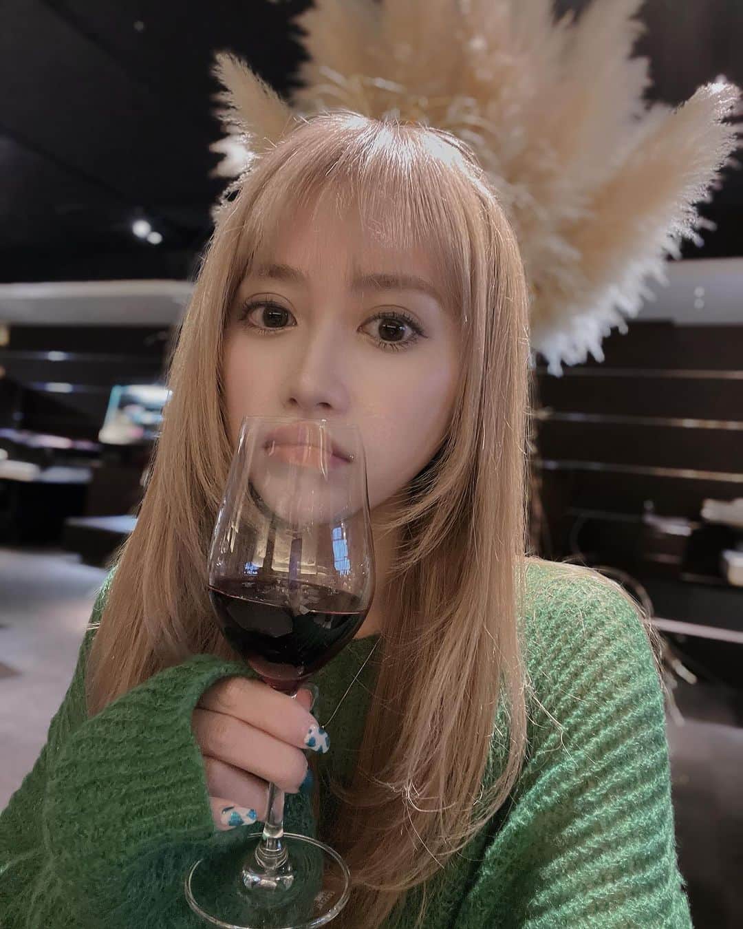 藤井萌のインスタグラム：「まつパしてきたどー✌️  上まつげも下まつげもマツパしてます！ マツエクバサバサつけてた時よりも 目が大きく見える気がします🐻  いつも行くサロンは@sapporobijou です♡ もう何年も通ってる😉 担当は @ayapyon0319 ちゃんです💛  そしてそして、趣味まつ育のわたしですが まつ毛がぐんぐん伸びてまいりました👀 下まつ毛が、上まつ毛より長い🥹w  上もがんばらねば😌🤍🤍」