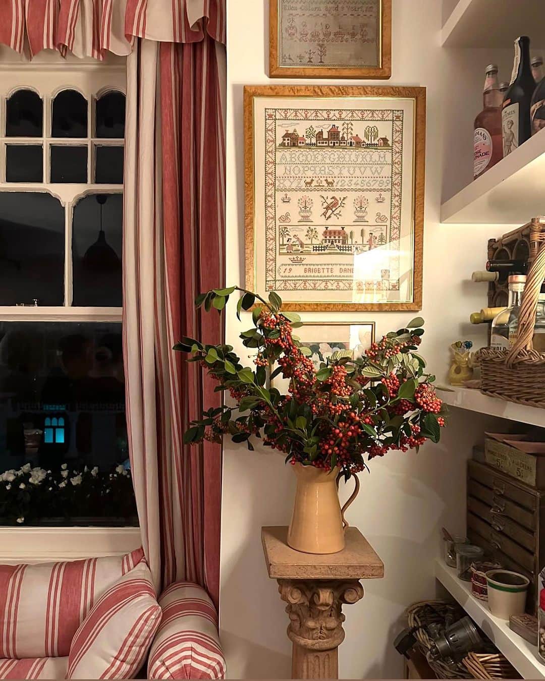 キャベジズ&ローゼズさんのインスタグラム写真 - (キャベジズ&ローゼズInstagram)「We had a party 💖⁣ To celebrate Cabbages & Roses & @violet_dent ‘s new role as creative director.⁣ We had such a special evening at @violet_dent ‘s home with our C&R friends ❤️ Food by @xanthemross ⁣and ceramics by @bettinaceramica  Drinks by @sculptorstongue @drinkamie」12月2日 21時49分 - cabbages_and_roses