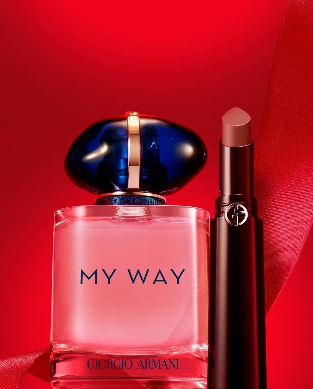 Armani Beautyのインスタグラム：「Gifts for her. With the feminine floral notes of MY WAY EAU DE PARFUM and the high-pigmented color of LIP POWER, find the perfect gift for that special someone this Holiday Season.   #Armanibeauty #ArmaniGift #ArmaniLipPower #MyWay #IAmWhatILive #HolidayGift」