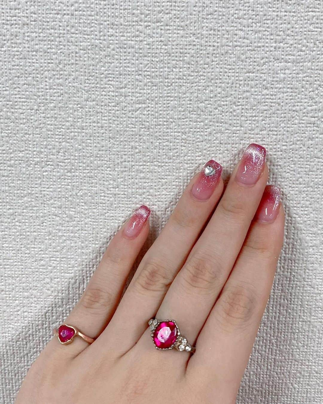 羽賀朱音さんのインスタグラム写真 - (羽賀朱音Instagram)「#nail ⁡ 譜久村さんの卒コンに合わせて、 ネイルを恋ぴんくにしました〜〜〜🎀🫶🏻 ⁡ リングも恋ぴんくで、恋ぴんくだらけ！！！ ⁡ #morningmusume23 #モーニング娘23 #羽賀朱音 #ネイル #マグネットネイル #ピンクネイル #恋ぴんく」12月2日 21時59分 - akane__haga.official