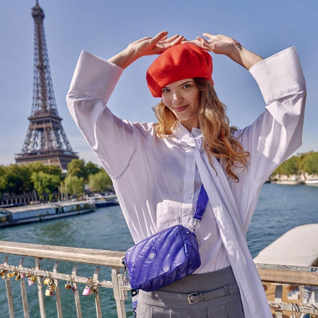 キプリングのインスタグラム：「Elegance meets adventure – just @emilyinparis 💃✈️ #KiplingxEmilyInParis #OhLaLa #EmilyInParis #NeverWithoutMyKipling #LiveLight」