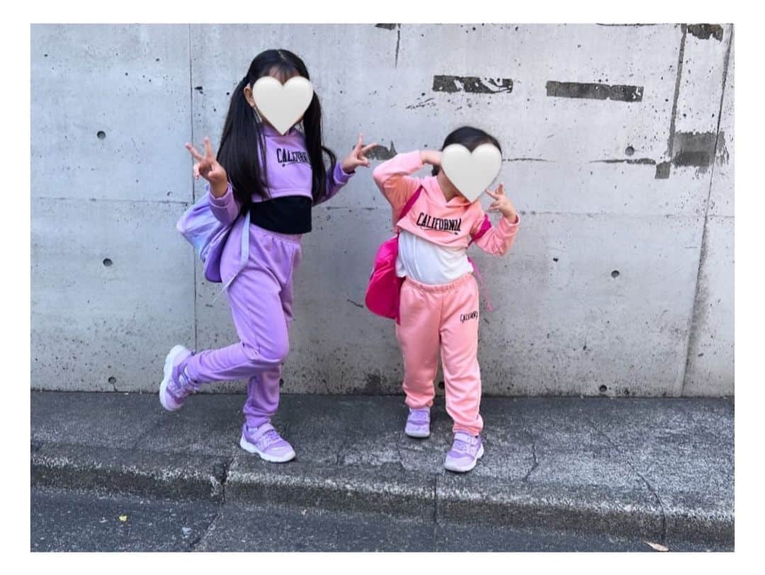 近藤千尋さんのインスタグラム写真 - (近藤千尋Instagram)「パーキングの後部座席にて。笑 休日は、キャップ率🧢高くなる🩷 メイクした自分を褒めます。笑🫶  長女と同じダンスに通い出した次女、 待ってる間不安だったけど 楽しかったー！！と姉と手を繋いで 出てきた姿を見て泣きそうになった😭🩷 確実に成長している、、、😭  キャップには綺麗めな鞄 @newbottega 💛  コートはショート丈の テディベア🧸 @maxmara   みんな、なにしてるのかなー🩷お話しよ🩷」12月2日 21時52分 - chipichan.1215