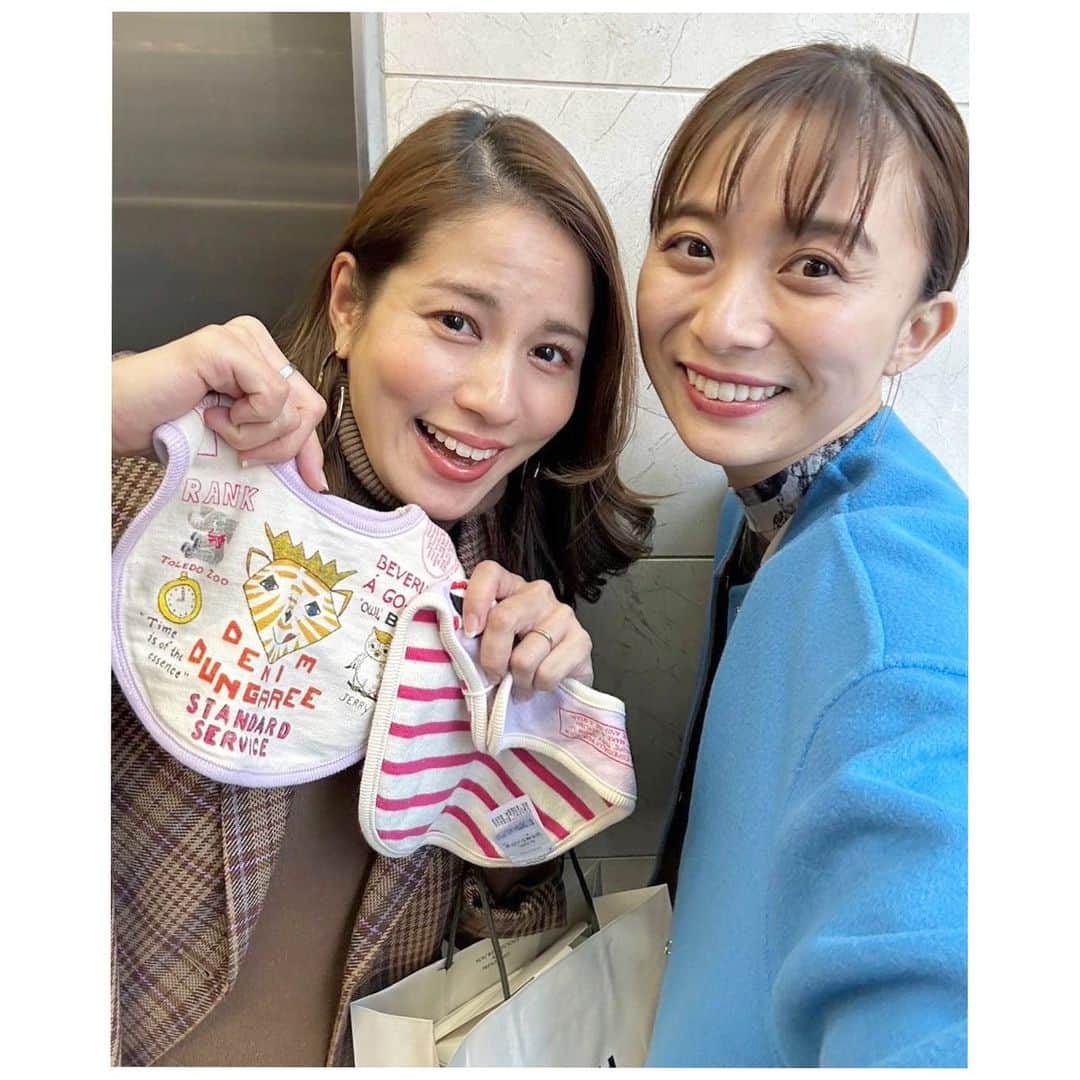 永島優美のインスタグラム：「* あっという間に10年目🫶🏻  入社1年目の夏休み、一緒にスペインのトマト祭りに参加したのも良き思い出☺️🍅 そのとき泊まってたホテルで夜中「やっぱ鰻だよね！」と 大きな寝言を言ったのは彼女の伝説🤣笑 毎回会う度に笑わせてくれる愛する"同期"です🫶🏻  オシャレでカラフル好きな雪乃らしい 可愛いスタイのプレゼントまでありがとう🥹🌈  #山本雪乃」